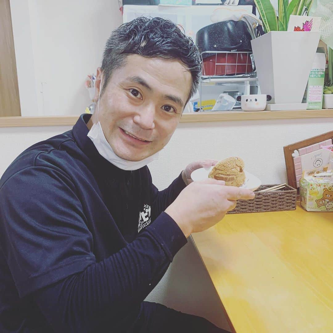 入江慎也さんのインスタグラム写真 - (入江慎也Instagram)「インスタのフォロワーさんから以前  入江さん応援しています。良かったら使ってください。と、ケルヒアを送っていただきました。  今度はその方が僕にレンジフードのご依頼をいただきまして、行かせていただきました。本当に嬉しかったです。 こうして清掃を通じて毎日新たな方と、繋がらせていただき、凄いことだなぁと改めて思います。  昨年のこの時期は清掃のアルバイトを毎日しておりました。 昨年の今頃はまさか自分が独立できるなんて思ってもいませんでした。  目標をもつことで、それに向かい頑張れるんだと日々感じています。  こうして沢山の方の応援いただき、パワーに変えさせていただいております。  ケーキまでいただきお話しさせていただきました。 何から何まで本当にありがとうございました😊  #株式会社ピカピカ #ケーキまでいただきました #ピカピカチームの二人は #一人二個ずついただいていました #ヤングです #ワンパクです #繋がりに感謝いたします #ハウスクリーニング #清掃業」10月21日 22時09分 - oreirie0408