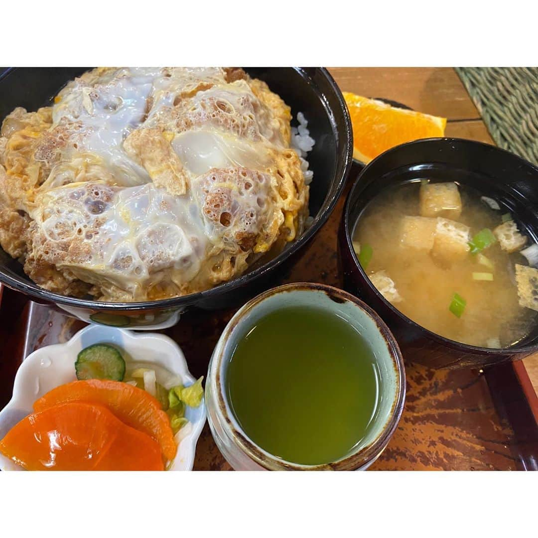 舘谷春香さんのインスタグラム写真 - (舘谷春香Instagram)「飯能だいすきな場所シリーズ！ 今日 #ちふれasエルフェン埼玉 の取材で飯能に行ったのですが、早く着いたから探訪でお世話になった長寿庵さんでお昼ご飯食べてきましたー！  今日はカツ丼！肉厚で最高においしいカツ丼でした🤤♥️オムライスも食べたかったけど大きさに自信なかった笑 長寿庵さんはエルフェンの選手たちや監督もよく行くそうで、今日もお店入ったらコーチ陣がお昼食べんでました😂 チーム関係者との遭遇率高い😂笑  飯能行ったらぜひ立ち寄って欲しい場所の一つです！何食べてもおいしい！ このあとOH!!!さんにお邪魔したのはまた別で載せますー！  #飯能 #飯能グルメ #飯能市 #飯能だいすき #長寿庵 #カツ丼 #女子サッカー #ちふれasエルフェン埼玉 #女子サッカーを盛り上げ続けよう #nadeshiko #なでしこリーグ #飯能駅 #飯能銀座 #飯能銀座商店街」10月21日 22時10分 - tty0250hrk