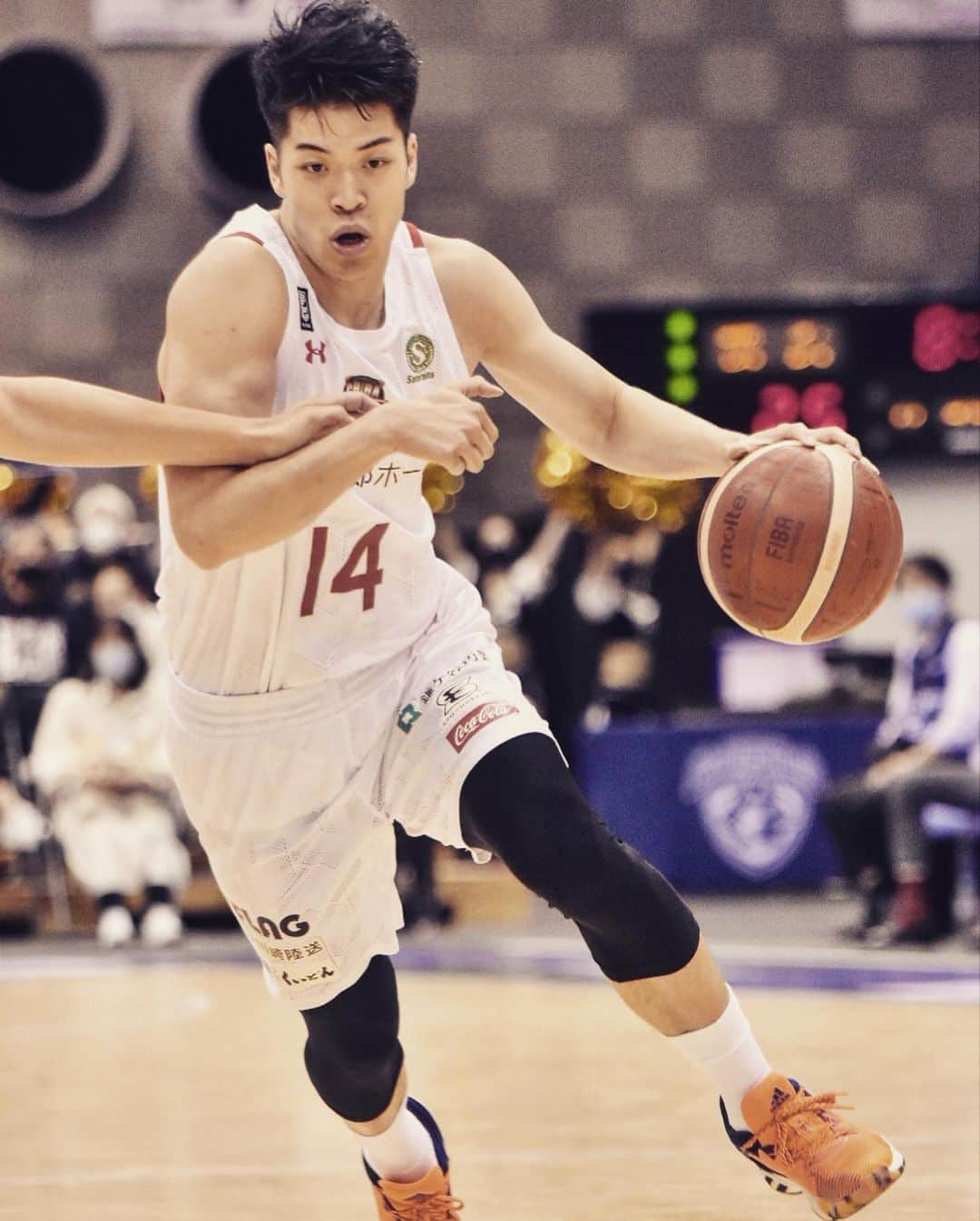 千葉ジェッツさんのインスタグラム写真 - (千葉ジェッツInstagram)「試合風景📸1021vs横浜 #chibajets #Bリーグ #千葉ジェッツ #バスケ #basketball #portrait  #photograph #アキのディフェンス #文男のルーズボール #卓磨のリバウンド #エナジーでたぐり寄せた勝利 #次も頑張ろう🔥 #ラッシーも焦らずに #待ってるぞ」10月21日 22時11分 - chibajets_official