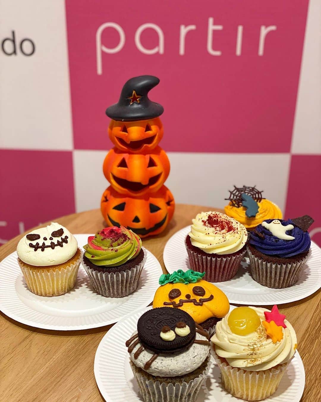 安部ニコルのインスタグラム：「じんさんが皆にハロウィンのお土産買ってきてくれましたー！！🎃🕷💀🧟‍♀️💕　めっちゃ映え！！興奮しながらこの写真とりました！笑　私はオレオが乗ったクモ？を頂きました！美味しかったー🤤じんさんありがとうございます！ごちそうさまでした🙏🏼✨」