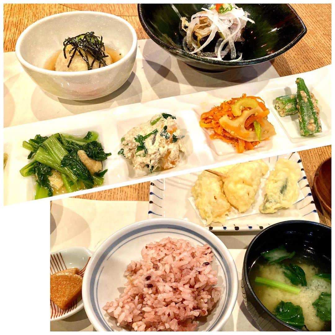 永倉由季さんのインスタグラム写真 - (永倉由季Instagram)「.﻿ .﻿ 先日の『奈良散策』のつづきです。﻿ 　　　　　　　　　　　　　　　　﻿ テンションの上がった場所は﻿ ブログの最後です笑﻿ 　　　　　　　　　　﻿ 　　　　　　　　　　　﻿ 興福寺五重塔を周り﻿ ﻿ 　　　　　　　　　　　　　﻿ 人気スポットの"ならまち"へ移動して﻿ 大和野菜のランチを食べました。﻿ 　　　　　　　　　　﻿ 　　　　　　　　　　　﻿ 大和野菜は﻿ 日本の歴史のはじまりとされる奈良で﻿ 昔から作られている伝統的な野菜で﻿ 　　　　　　　　　　　　　　﻿ 「縁起の良い野菜」とも言われているんですよ✨﻿ ﻿ ﻿ そして﻿ 私たちのテンションが上がった場所は﻿ ﻿ 　　　　　　　　　　　　　﻿ 刀剣ショップ！！！！﻿ ﻿ 　　　　　　　　　　　　　　　　﻿ かなりのテンションの上がりっぷりでした😆﻿ ﻿ ﻿ とっても気さくな店主さんが﻿ 刀剣のお話を一通りしてくださり﻿ 日本刀まで握らせてくださいました✨﻿ ﻿ 　　　　﻿ 嬉しくてシビレましたわい⚔✨﻿ ﻿ 　　　　　　　　　　　　　﻿ ならまち刀剣ショップ杜園 さん﻿ ありがとうございました。﻿ ﻿ ﻿ 興味関心が同じ方向にある皆さんと﻿ また散策できる日を﻿ 楽しみにしておこう🎵﻿ ﻿ ﻿#奈良県　#奈良市 #興福寺 #興福寺五重塔 #歴史 #ならまち　#ならまちランチ  #大和野菜　#自然食 #鹿  #刀剣﻿ #刀剣ショップ杜園  #杜園　　　　　　　　　﻿ ﻿#刀匠 #歴史　#盛り上がる #武道　#武道好きな人と繋がりたい   ﻿ ✅詳細はアメブロ更新　↓ (プロフトップリンクより)﻿ ﻿ http://ameblo.jp/naga-yuki﻿ ﻿ ﻿ _____________________________﻿ .﻿ #followｍe﻿ .﻿ ▶︎顔タイプアドバイザー用(𝐧𝐞𝐰)﻿ @yuki_nagakura_brushup_salon﻿ .﻿ ▶︎アナウンサー用﻿ @yuki_nagakura67」10月21日 22時11分 - yuki_nagakura67