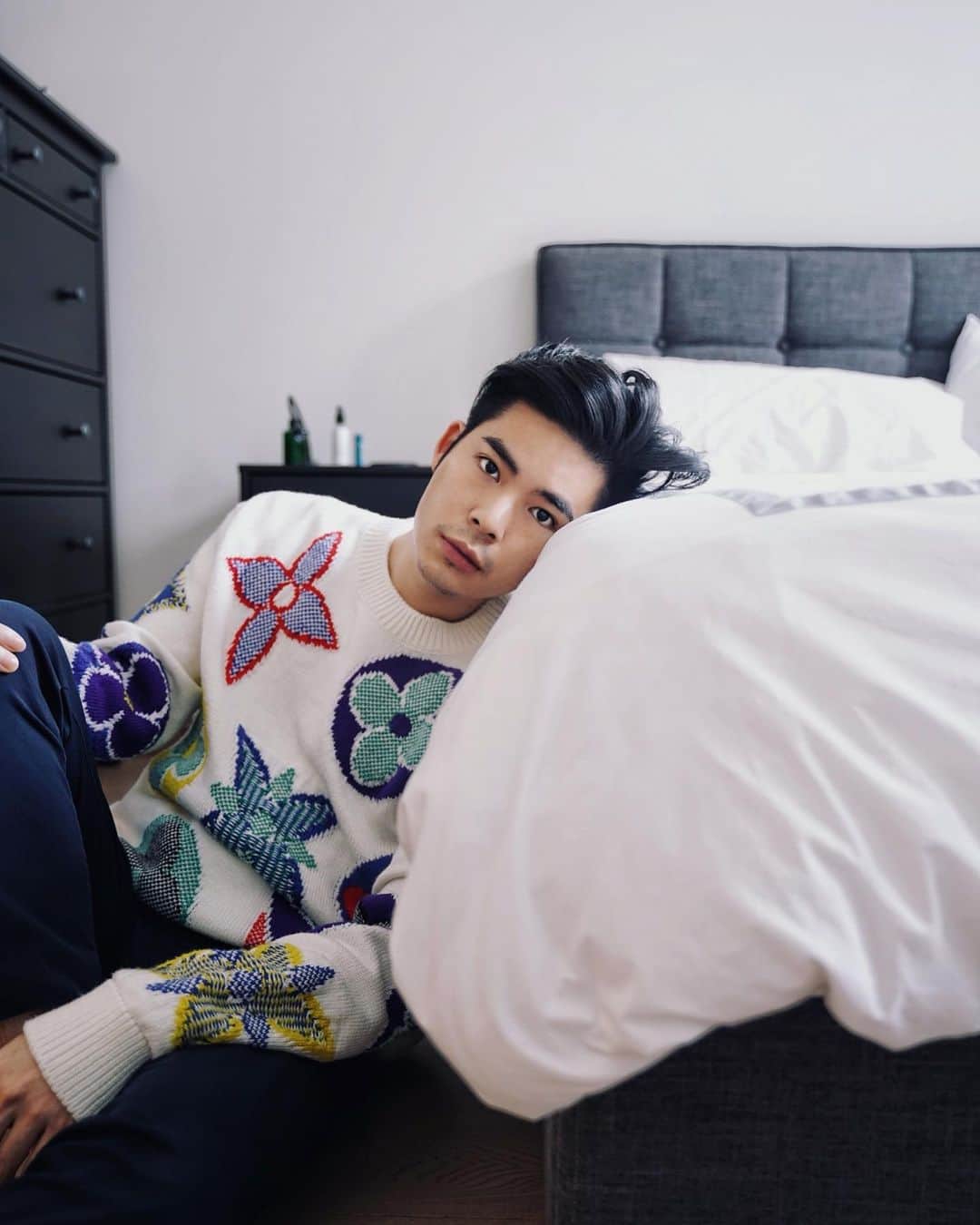 Christoffer Chengのインスタグラム：「Quality time with my bed 🤣 @louisvuitton」