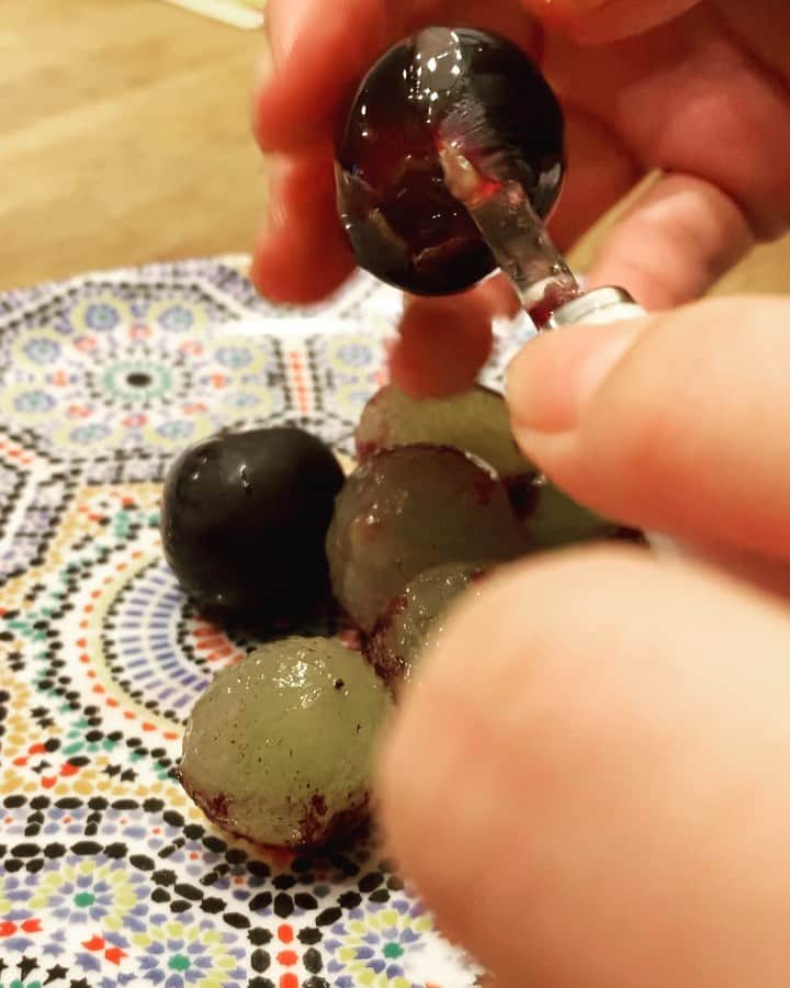 いかりさとみのインスタグラム：「ぶどうの皮をむいて、まん丸のままヨーグルトに入れて食べるよ♪  途中、3個つまみ食い！  #ぶどうの皮むき#巨峰 #ピオーネ」