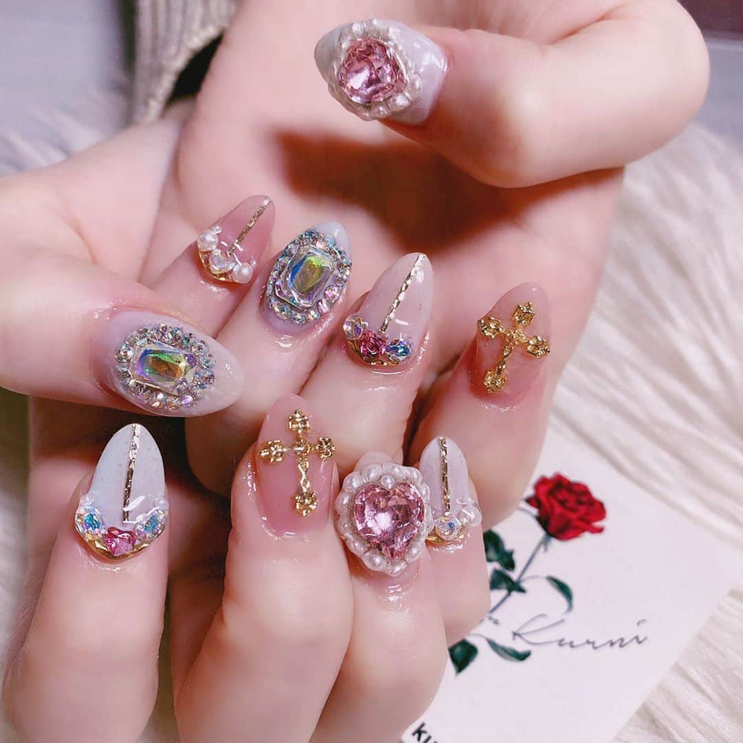 のインスタグラム：「ネイル変えた💅🏻❤️﻿ @nailsalon.kurni_yuumi ﻿ @nailsalon.kurni.ebisu ﻿ ﻿ 秋服たちに合うように﻿ くすみトーンと﻿ ゴールドできらきらネイル❤️﻿ ﻿ ネイル終わってご飯した💕﻿ 美味しかったーーー！﻿ めっちゃ楽しかった！大好き😍﻿ ﻿ ﻿ #さぁやネイル﻿ #ジェルネイル #ネイルアート﻿ #ネイルデザイン #nail」