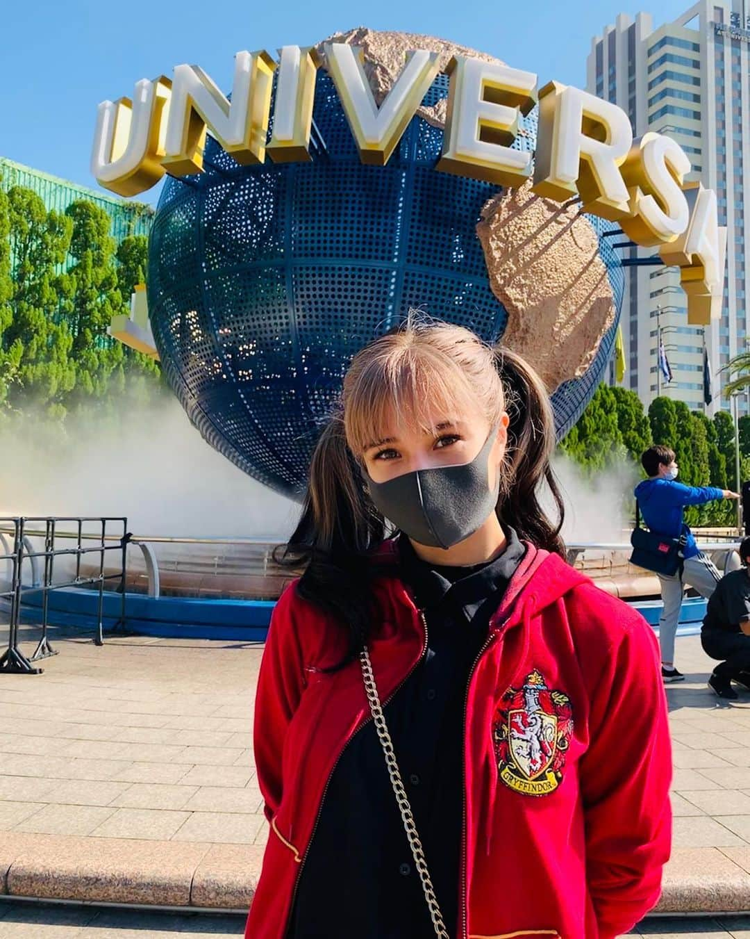 Takiさんのインスタグラム写真 - (TakiInstagram)「Today I was able to spend the day at UNIVERSAL STUDIO OSAKA 🙃 just for you to know everyone was wearing a mask the whole time and made sure to keep social distancing, the park also placed alcohol stations before falling in line and while you’re falling in line and before and after the ride .  In this post you will see different moods of me from the first picture of the day to me being too tired from all the rides to having a rush of energy 😂」10月21日 22時20分 - taki_faky