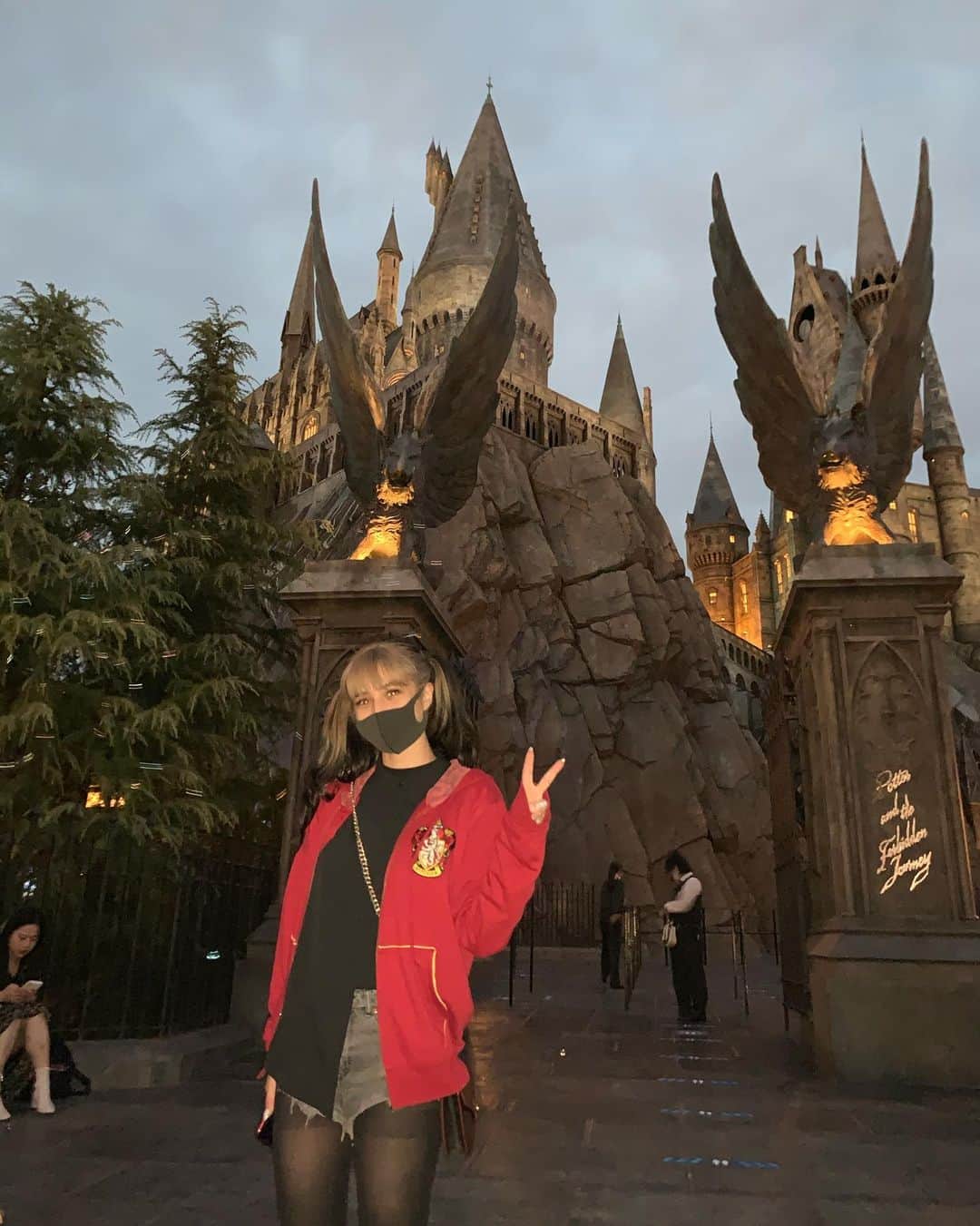 Takiさんのインスタグラム写真 - (TakiInstagram)「Today I was able to spend the day at UNIVERSAL STUDIO OSAKA 🙃 just for you to know everyone was wearing a mask the whole time and made sure to keep social distancing, the park also placed alcohol stations before falling in line and while you’re falling in line and before and after the ride .  In this post you will see different moods of me from the first picture of the day to me being too tired from all the rides to having a rush of energy 😂」10月21日 22時20分 - taki_faky