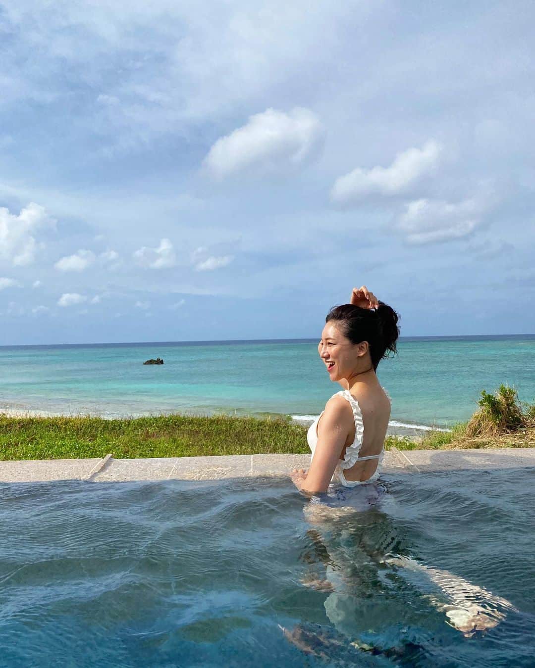 森川侑美さんのインスタグラム写真 - (森川侑美Instagram)「🏖 10月らしくない投稿続きます..🙏 まだまだ沖縄は暖かくて日差しが差すと暑いので 海水浴もプールも気持ちいい👙  今日もプールへ。 浮き輪の上に乗りたくて、いち、にの、ジャンプ‼️ ..何回やってもひっくり返ってしまって乗れず こんな写真がギャラリーに残ってました🦵🦵こわい笑  顔濡らす予定なかったのに濡れてしまったから もう最後まで諦めず何回もひっくり返って挑戦したら最後には乗れましたとさ☺️  #海#プール#浮き輪#ひっくり返り #blue」10月21日 22時20分 - yumi.morikawa322