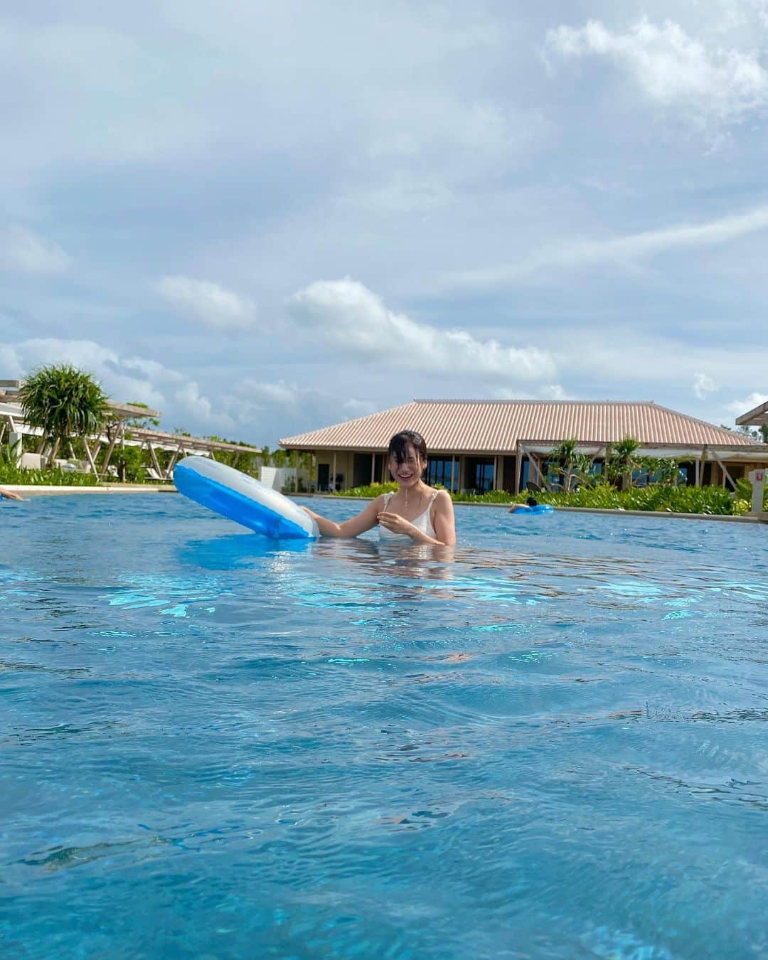 森川侑美さんのインスタグラム写真 - (森川侑美Instagram)「🏖 10月らしくない投稿続きます..🙏 まだまだ沖縄は暖かくて日差しが差すと暑いので 海水浴もプールも気持ちいい👙  今日もプールへ。 浮き輪の上に乗りたくて、いち、にの、ジャンプ‼️ ..何回やってもひっくり返ってしまって乗れず こんな写真がギャラリーに残ってました🦵🦵こわい笑  顔濡らす予定なかったのに濡れてしまったから もう最後まで諦めず何回もひっくり返って挑戦したら最後には乗れましたとさ☺️  #海#プール#浮き輪#ひっくり返り #blue」10月21日 22時20分 - yumi.morikawa322