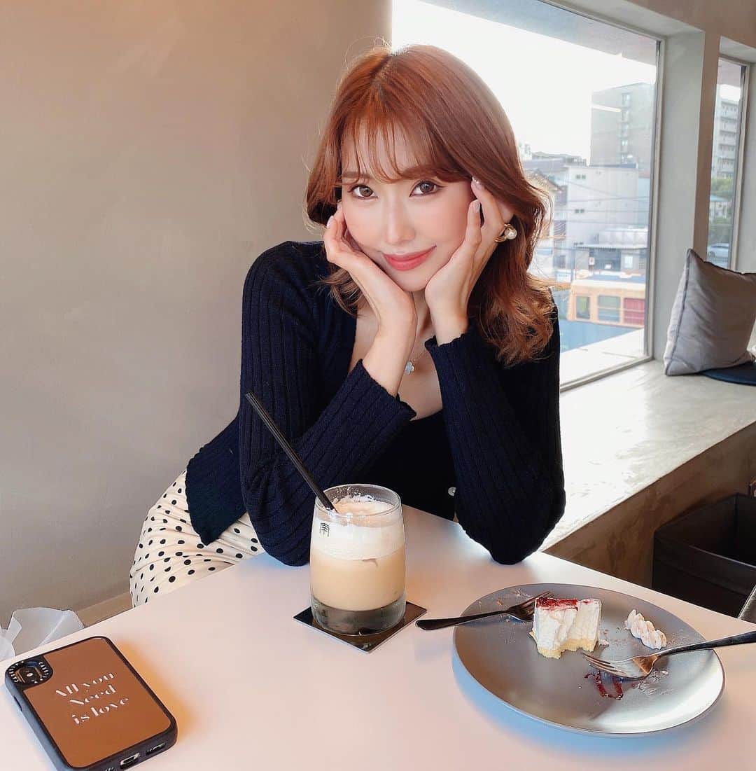 WAKAKOのインスタグラム：「#namscafe 少しでも顔の大きさ隠したくて このポーズしがちなアラサー🤧 . . . #韓国カフェ#大阪カフェ#今日の服 #카페스타그램#먹스타그램#좋아요반사」
