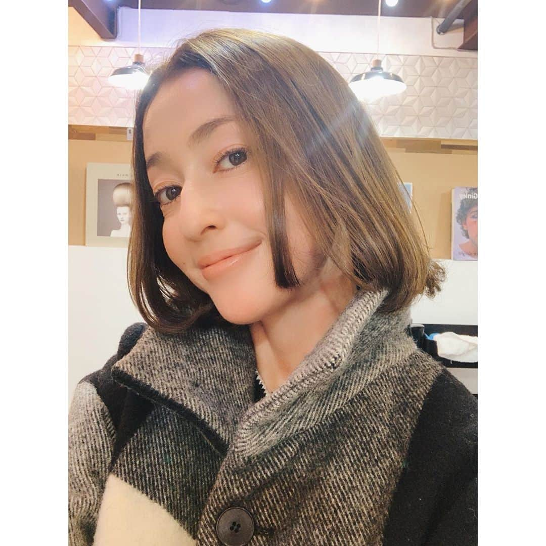 アリスさんのインスタグラム写真 - (アリスInstagram)「私的美人道✂️ 小綺麗か否か😏 代表ありがとうございました🌹  #hair #hairstyle #cut #beauty  #髪 #髪型 #セミロング #美容院 #セミロングアレンジ #ハイライト #ハイライトカラー#こまめにケア #髪型  　#美容師　#職人さん #楽ちん　#乾かすだけでキマる髪　#乾かすだけでキマる  #定期的にケア　#トリートメント好き　#天パ　#ナタン #さりげなく #3時間 #美はいちにちにしてならず #髪は女の命ですもの❤️」10月21日 22時21分 - alice_official1207