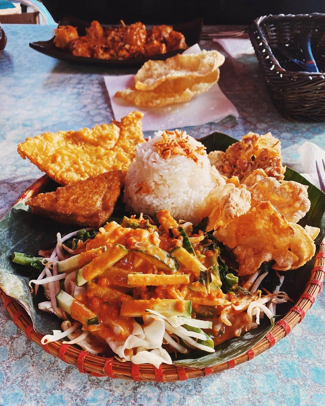 のインスタグラム：「Outdoor lunch at Indonesian Nusantara in Moabit, a fav of my friend, who added it might be a better fit for meat eaters, but this Nasi Pecel with green beans, kale, peanut sauce, fried tempeh, and tofu made my day. @restonusantaraberlin」