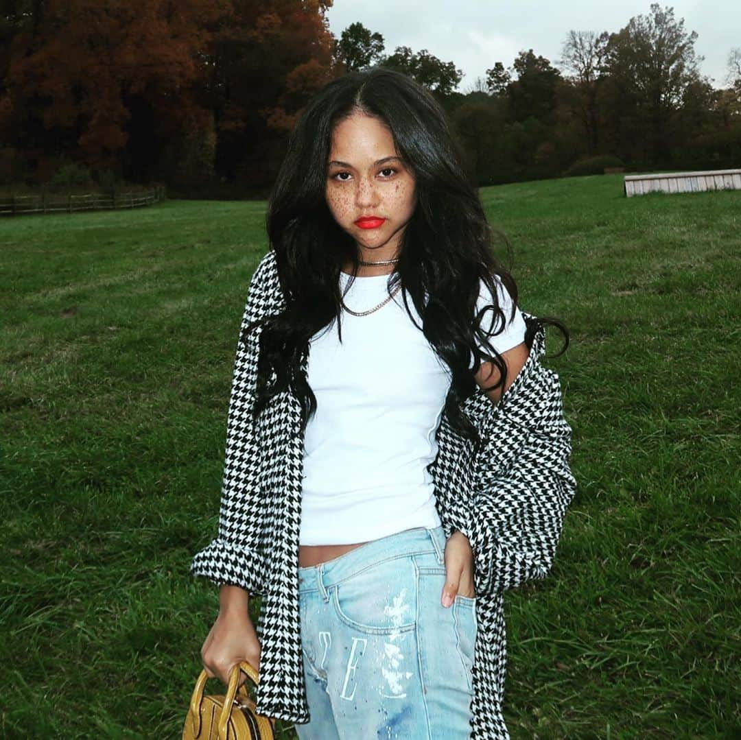 キャット・デルーナさんのインスタグラム写真 - (キャット・デルーナInstagram)「Pop of color In a green field」10月21日 22時23分 - katdeluna