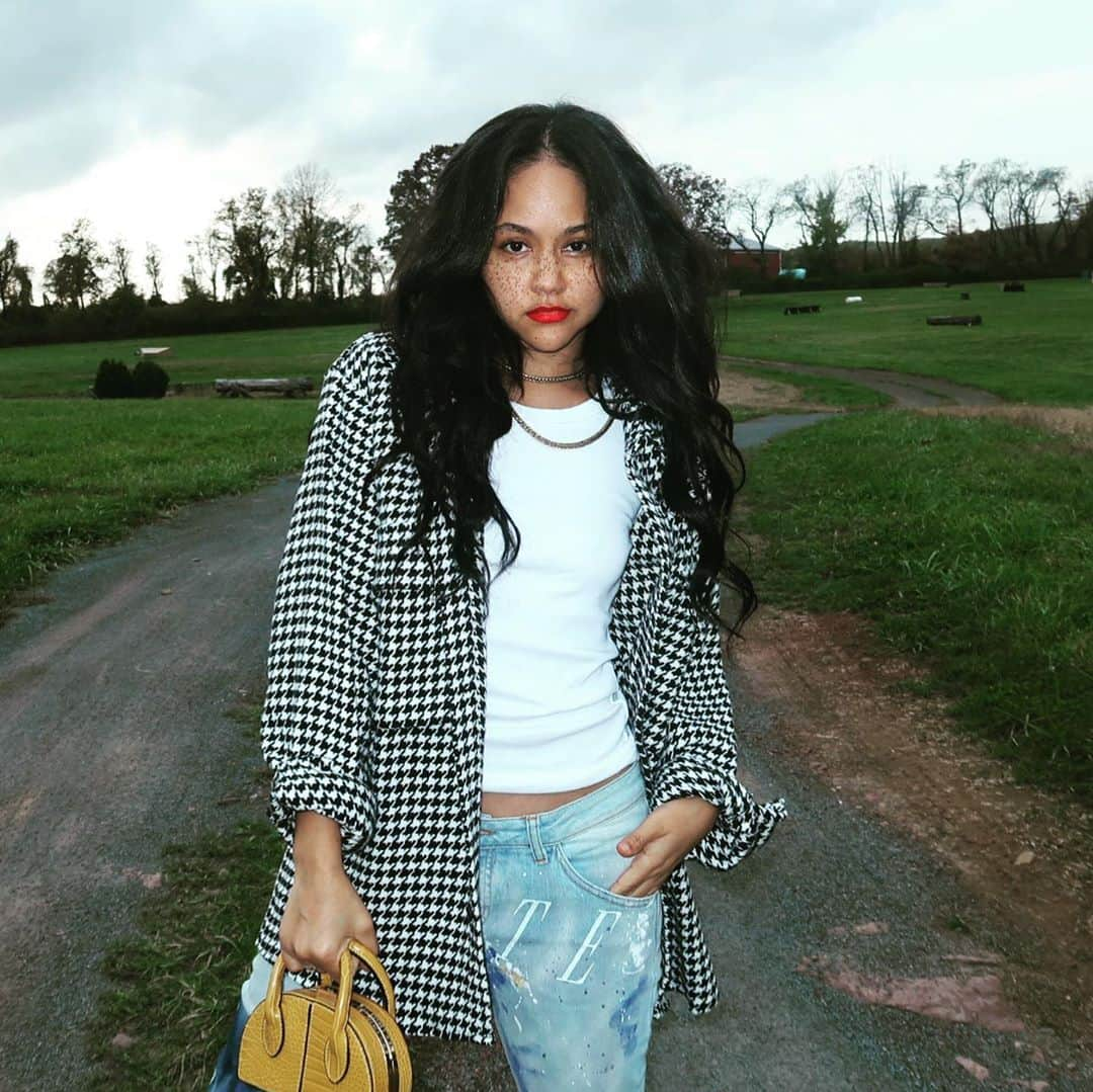 キャット・デルーナさんのインスタグラム写真 - (キャット・デルーナInstagram)「Pop of color In a green field」10月21日 22時23分 - katdeluna