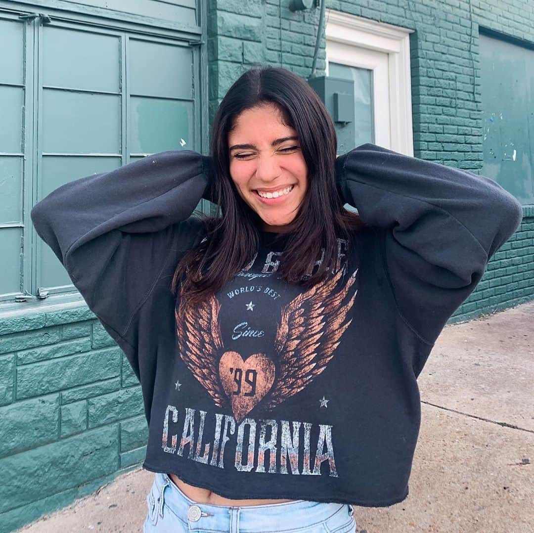 Hollister Co.さんのインスタグラム写真 - (Hollister Co.Instagram)「I got 99 problems, but being cozy ain't one. 📷: @valeriagreenz #HollisterCollective」10月21日 22時33分 - hollister