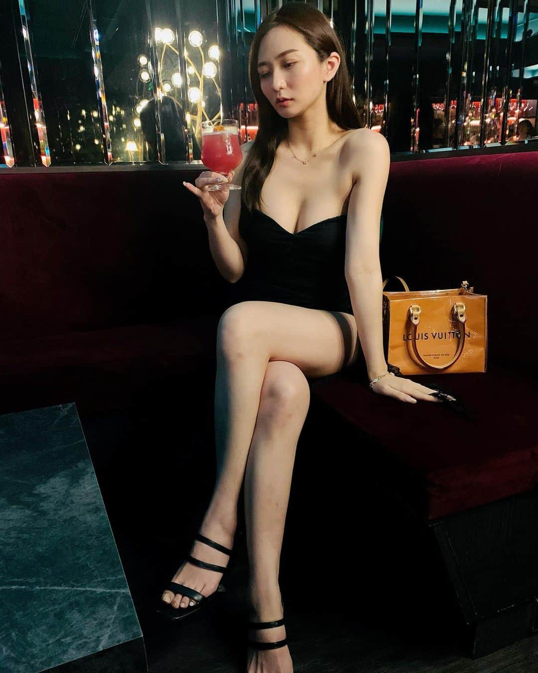 のインスタグラム：「Let’s drink for the hard work day  Jup @juploungebar   Cocktail  Jup.Jup.Julep 調皮搗蛋朱利普 Special drink 水蜜桃小俏皮（自己亂取） 我手上這杯就是特調水蜜桃調酒 是給像我這種喜歡水果口味的妹子可以點到特調  還有紅心芭樂 我看等等要不要再來一杯😏  Sweet Treat Mixed berry pie with Whisky ice cream 森野梅 杏仁卡士達派融入大量野莓果 加熱後香氣銷魂搭上溫和的威士忌冰淇淋  Food 經典炸物拼盤 松露鴨胸鹹派 辣味番茄奶油鮮蝦培根麵  一共有三樓都是不同風格 一樓粉粉的少女風💗 二樓調酒吧檯 還有一個吸煙區 三樓有包廂可以慶生包場  Jup  @juploungebar  📍台中市西區華美街382號  #台中 #台中甜點 #台中調酒 #調酒 #cocktails #西區 #西區美食 #甜點 #jup #juploungebar #cocktail #cocktailbar #bar #sweets #food #foodie #taichungbar #bartender #試營運 #台中最美調酒吧 #調酒 #doublevanity」