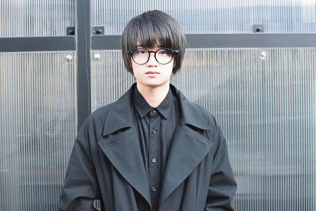 外山将平のインスタグラム：「シンプルが好きです。  #ノーセット  photo by:key #photooftheday#camera#portrait#model#外山将平#役者#俳優#今日の外山#ootd#Nikon#美肌#一重 #写真#撮影#カメラ#ポートレート#ファインダー越しの私の世界#カメラ好きな人と繋がりたい#筋トレ#作品撮り#黒髪#メガネ男子#ブラックコーデ#秋#autumn#fashion#followｍe #instagood」