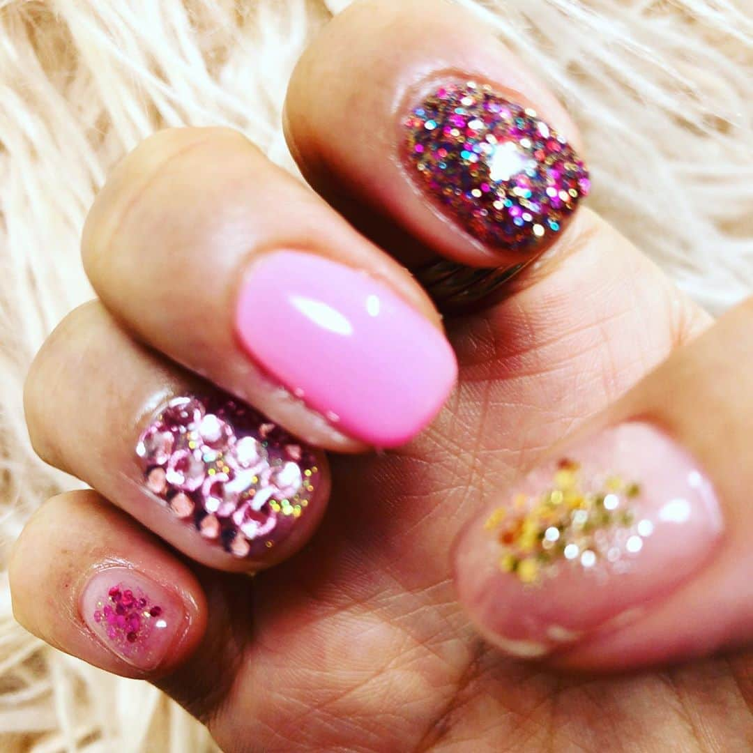 阿部洋子さんのインスタグラム写真 - (阿部洋子Instagram)「🧚‍♂️ #new #nails #gelnails   左手の薬指がお気に入り🎶  ネイルを変えると、 すんごく気分転換になるー！  いつもありがとうございます😊  #thankyou」10月21日 22時31分 - hirocoring