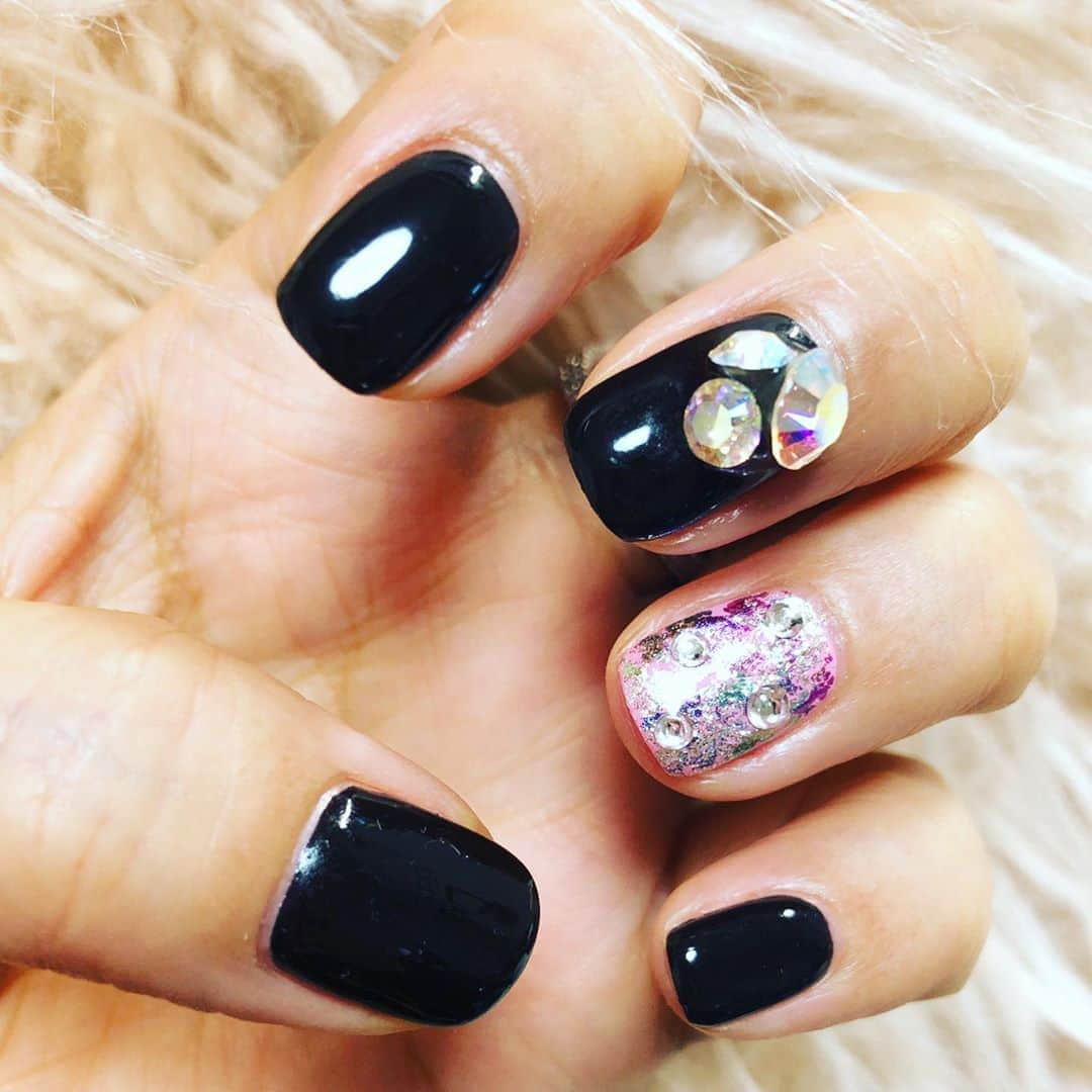 阿部洋子さんのインスタグラム写真 - (阿部洋子Instagram)「🧚‍♂️ #new #nails #gelnails   左手の薬指がお気に入り🎶  ネイルを変えると、 すんごく気分転換になるー！  いつもありがとうございます😊  #thankyou」10月21日 22時31分 - hirocoring