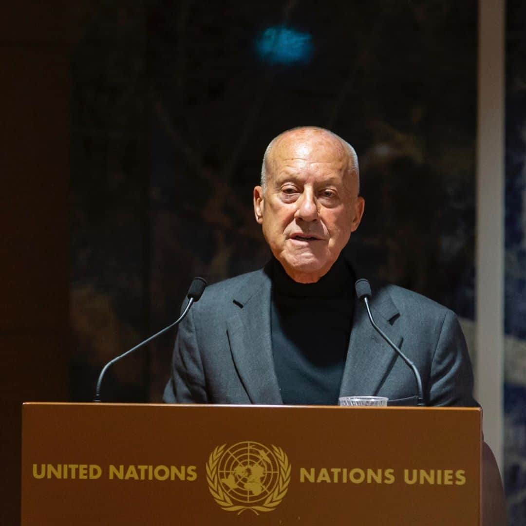 ノーマン・フォスターのインスタグラム：「Addressing the United Nation’s first Forum on cities and connecting with 40 mayors and civic leaders around the world earlier this month .」