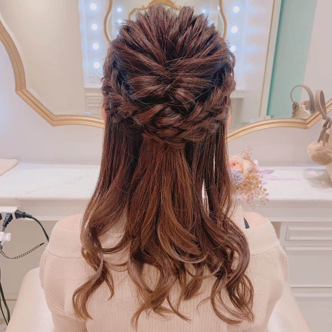 のインスタグラム：「髪の毛かわいい♡  #ヘアセット　#ヘアアレンジ　#hair #エミリアウィズ　#emiriawiz」