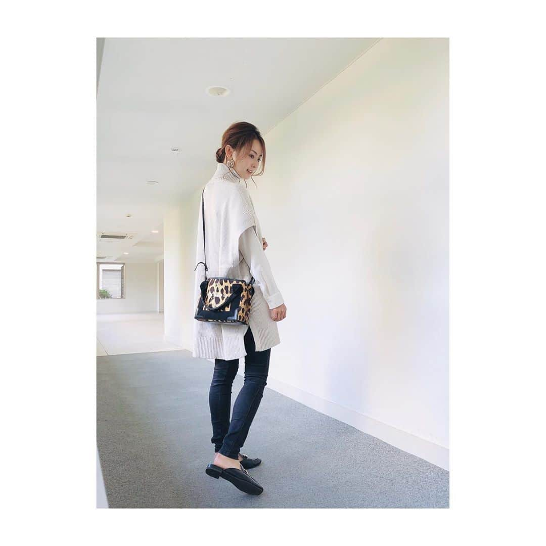 花清まゆこさんのインスタグラム写真 - (花清まゆこInstagram)「@zara  で一目惚れしたニット♡  ざっくり感と丈感が理想的！！  首元はタートルになってるから、温かいし、 今の時期にピッタリです(^^)　  中に着ているシャツは、GUで(^^)  このシャツ、写真よりも、実際に着た方が100倍可愛く見える！  #fashion  #fashionblogger  #ファッション #ニットベスト #パンツ　#zara  #オーバーサイズニットベスト #シャツ　＃靴　#gu @gu_for_all_  #バンドカラーシャツ   #bag  #balenciaga   #プチプラ　#プチプラコーデ #プチプラファッション #アラフォーママ #アラフォーコーデ  #男の子ママ #兄弟ママ  #秋コーデ」10月21日 22時35分 - mayuusa610