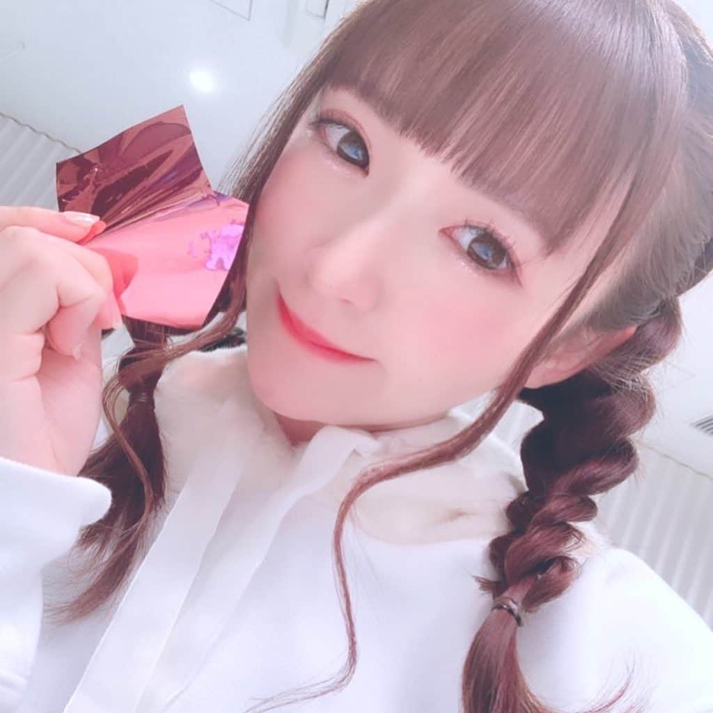 のインスタグラム：「.  🎧アニソンフェス 「EJ ANIME MUSIC FESTIVAL 2020」  最後に出演アーティストの皆様と 一緒に歌わせていただいた時に、 上から紙吹雪がふってきました🎊  持って帰ってきちゃった〜😂💓  #EJAMフェス #アニソン　#アニソンフェス　#紙吹雪　#声優　#ライブ　#ライブ配信」