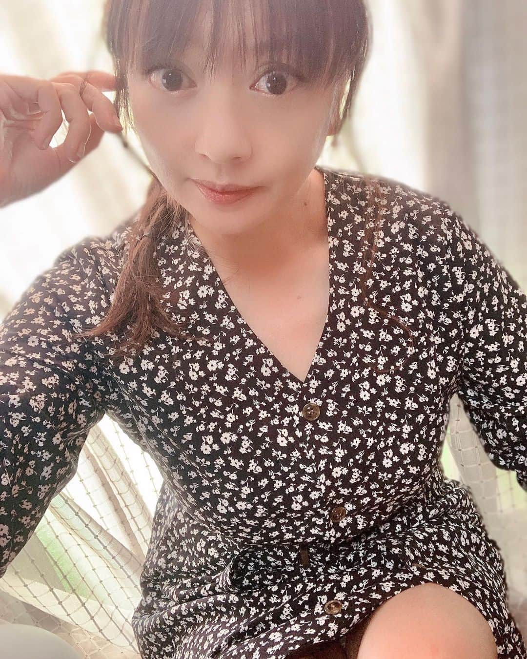 HANAさんのインスタグラム写真 - (HANAInstagram)「こんばんは🤗 . . #未公開pic まだまだまだ！あるよ～ε”ε”ε”(ﾉ* •ω• )ﾉﾆｬﾊﾊ~ . . 今日は急に仕事になってしまい(しかも早出勤💦)慌てて10時頃🙌夜ご飯の仕込み(白菜と豚バラのミルフィーユ鍋🍲)をして、早めにお昼ご飯を食べ😅みーちゃ❤にもお昼ご飯を食べさせ…もうバタバタでした(¯―¯٥)ﾁｶﾚﾀ… . . ということで(´>∀<｀)ゝ連日🙌未公開picのオンパレードでスミマセン🤣🙏コメントへのお返事もできてないし…🙇🏻‍♀️💦 . . #アラフォー#アラフィフ#大人女子#オトナ女子#美魔女になりたい#セルフィー#セルフポートレート#自己満グラム#熟女#中学生ママ#高校生ママ#45歳#40代#40代女子#40代ママ#age45#smile#japanese#followme#asianbeauty#photooftheday#instagood」10月21日 22時37分 - hana.87ohana