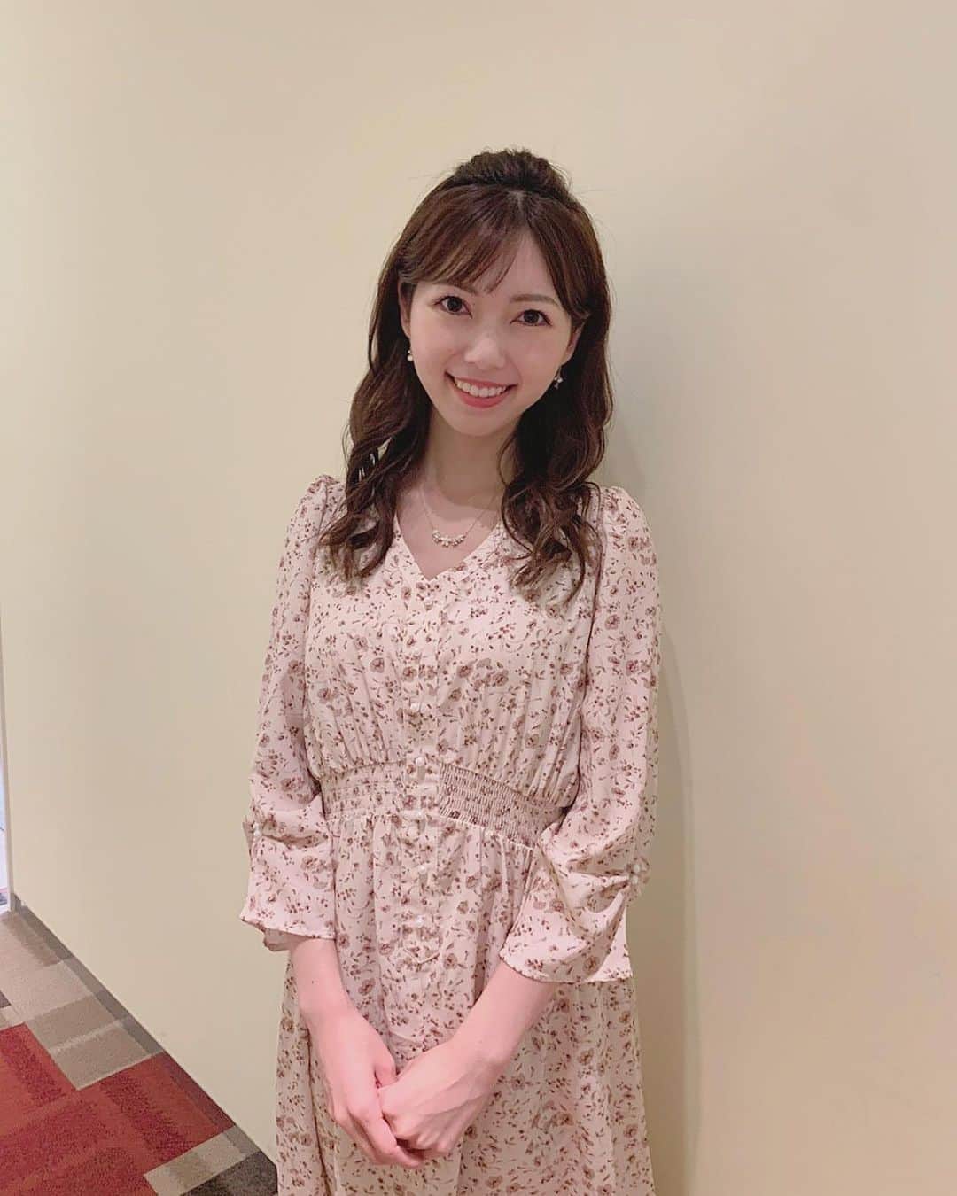 川又智菜美のインスタグラム：「💛🌸💛﻿ ﻿ 前回の日テレNEWS24の衣装です👗﻿ 淡いピンクに花柄と﻿ とても可愛らしい衣装でした😍﻿ ﻿ 最近ぐっと冷え込んできましたが﻿ 皆さん体調崩されてないでしょうか？😢﻿ ﻿ 服装も掛け布団もちょっとどれにしようか﻿ 迷う時期ですよね🧐﻿  皆さんご自愛ください💕 ﻿ ﻿ #日テレNEWS24 #N24」
