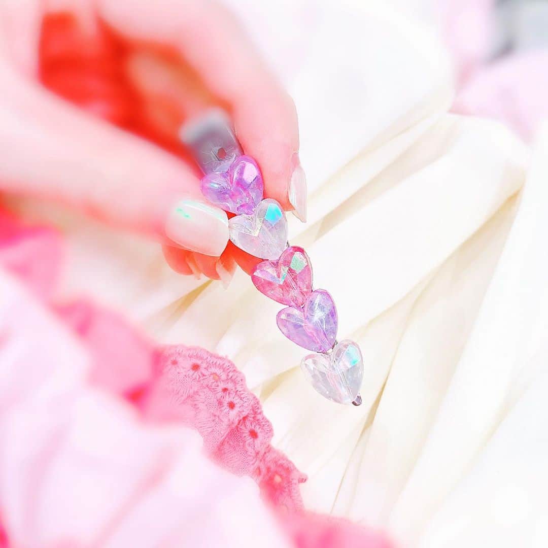 のインスタグラム：「.  ヘアメイクさんが持ってた 髪の毛留めるピン♡  かわいすぎて写真撮らせてもらった✌️  かわいい😭わたしもほしい〜😭💓  #ヘアピン」