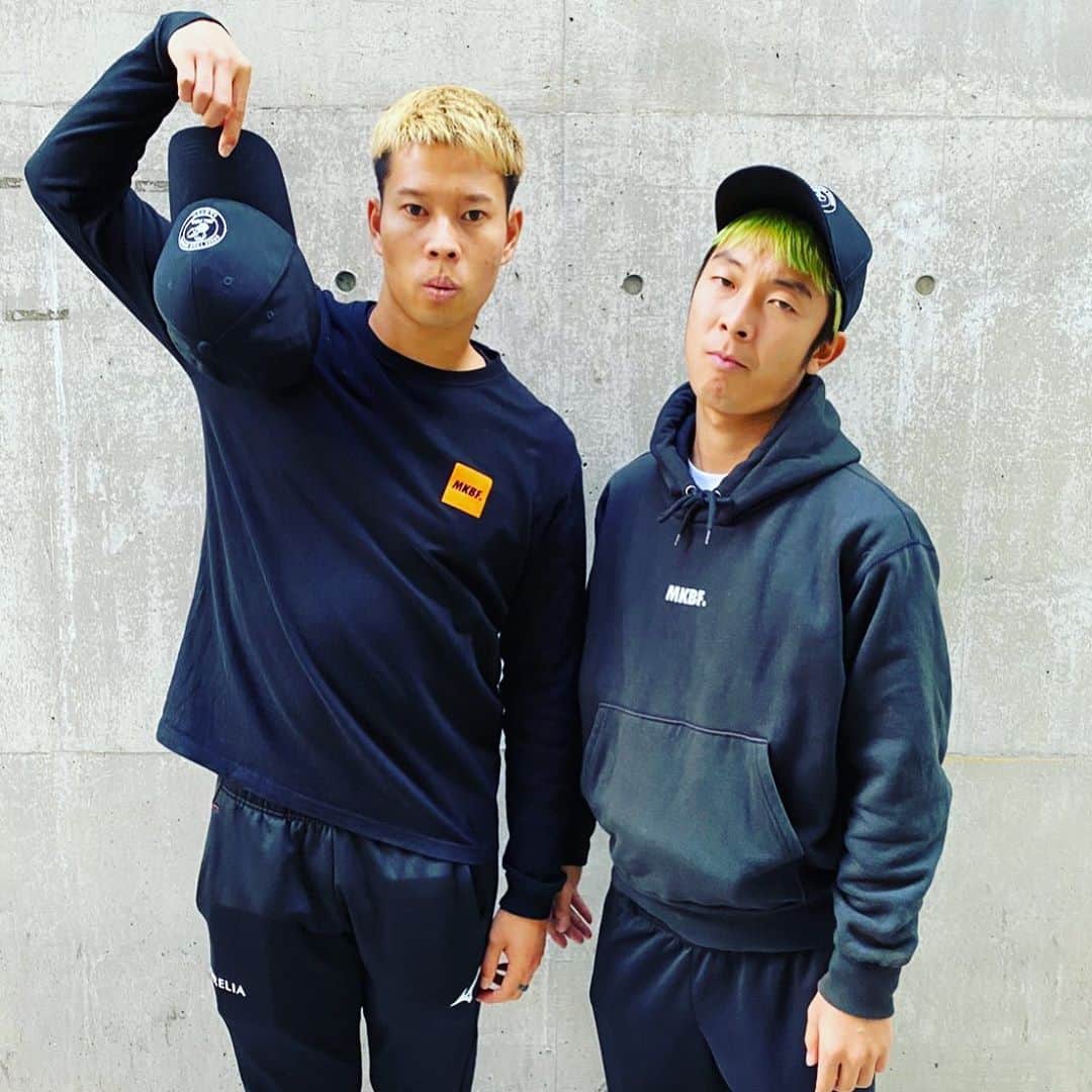 マキヒカのインスタグラム：「#お互い私服が基本これ #冬はこれしかないのよ #勝手におそろコーデなる #MKBFかミズノ #僕たちに服を下さい #余談なんですけど体大って全員ジャージかスポーツウェアで登校するからオシャレ私服で登校してきた人めちゃくちゃ浮きます #なのでチャンネル登録よろしくお願い致します #MKBALLFIELD. @mkballfield」