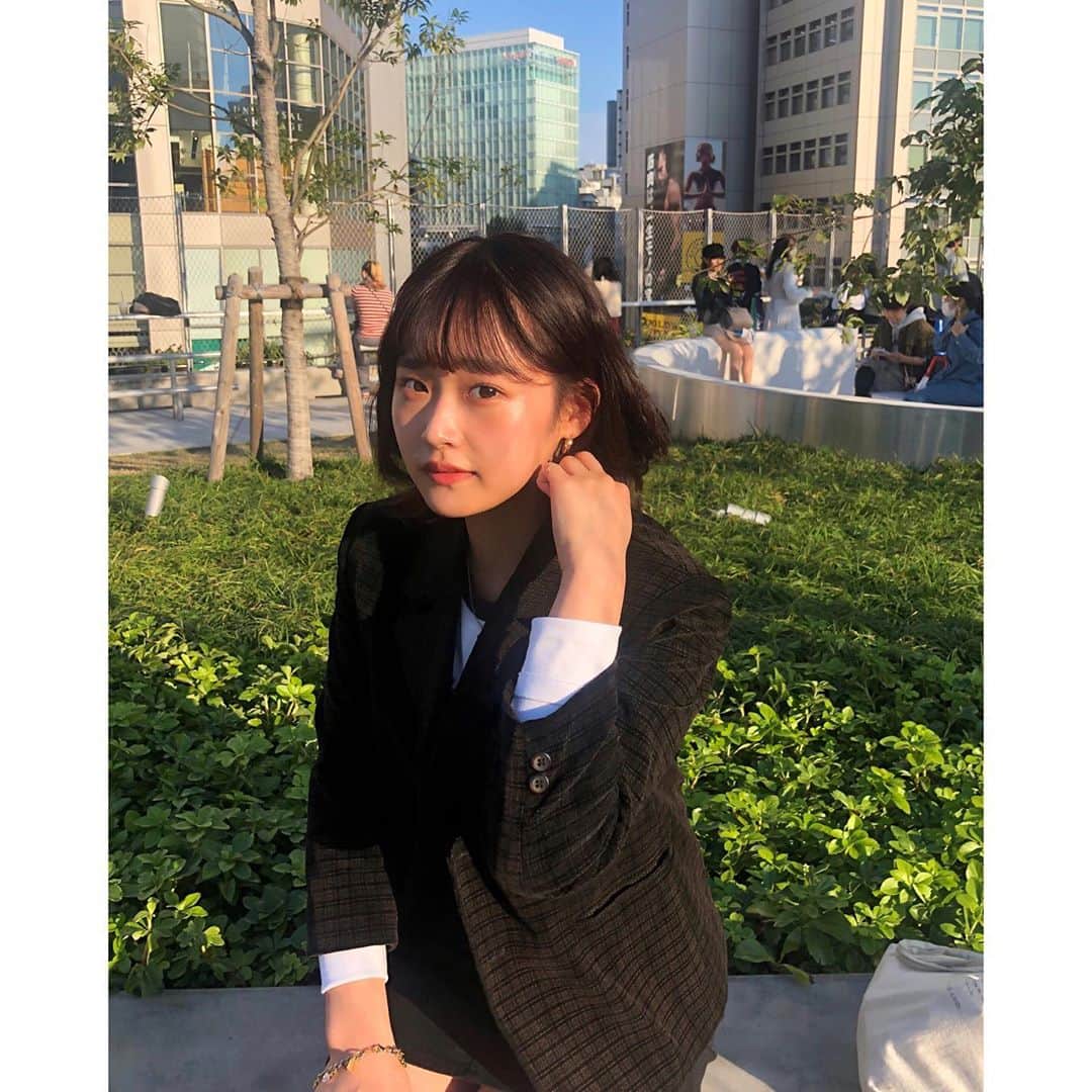 水嶋いとのインスタグラム：「・ この日写真たくさん撮ったから、いっぱい載せちゃいますね🤳 ・ 最近心地いい天気が続いてて嬉しいですね☺️ ・ ・ ・ #vintage #autumnfashion  #秋コーデ #秋服コーデ #ジャケットコーデ #ジャケットスタイル  #宮下パーク #宮下公園 #miyashitapark」