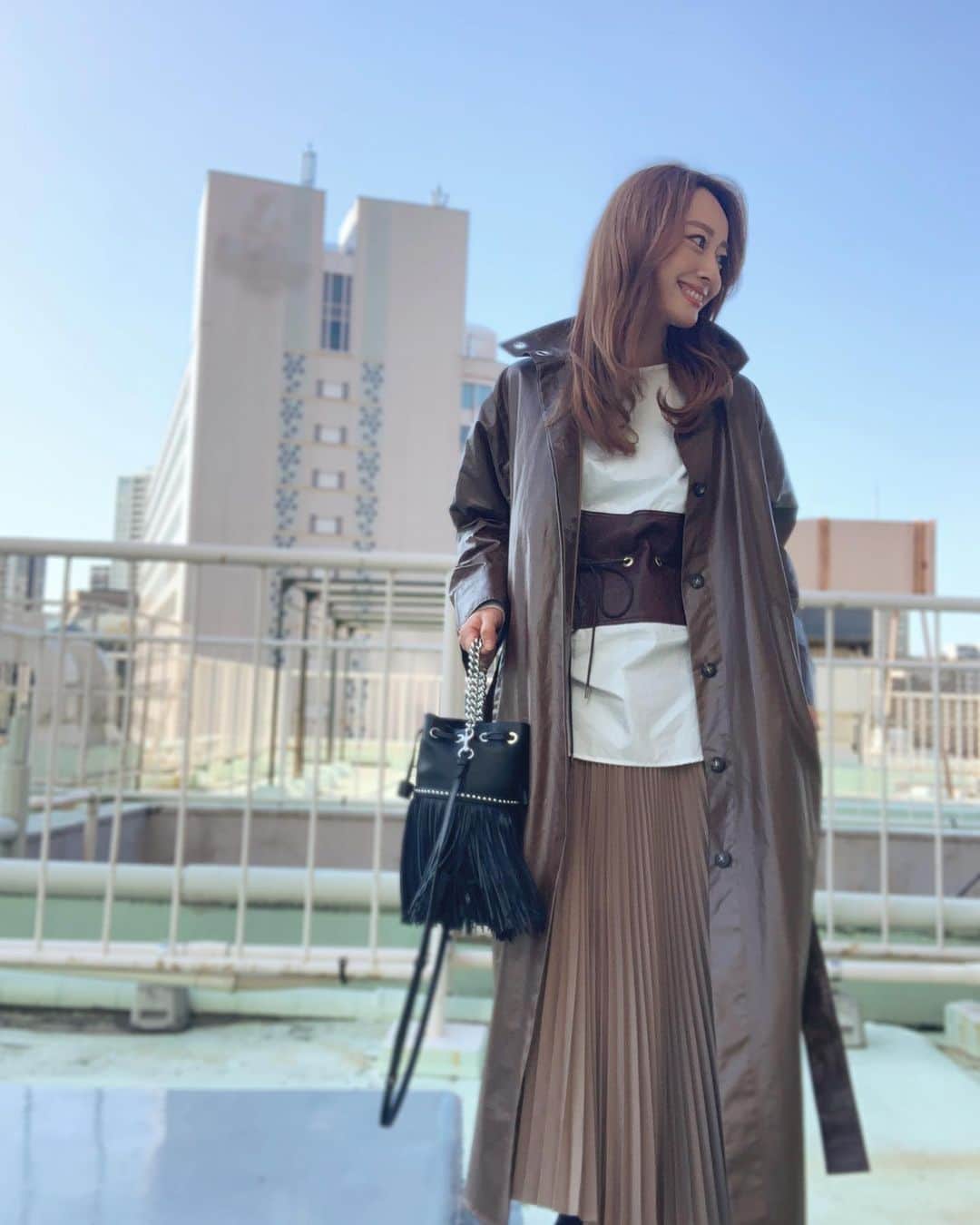 のインスタグラム：「今日は貴重な晴れ間だったから、やっと洗濯物で干したかったものが、干せて良かった😊☀️☀️  写真で着てるトップスは眉サロンのオーナー、まみちゃんとお揃いなのです🕺  2枚目は　@emaymie_salon で眉毛メンテナンスしてもらいに行った日、まみちゃんと✨(まみちゃんはこの日違うトップスだった🙄🙄笑) ＿ tops. @mullerofyoshiokubo_official  coat. @amerivintage  skirt. @hyke_official  bag. @jandmdavidson  boots. @todayful_   ． ． ．＿＿＿＿＿＿＿＿ #outfit #coordinate #look #instafashion #셀스타그램 #얼스타그램 #코디 #스타일링 #데일리 #데일리룩 #오오티디 #가을코디」