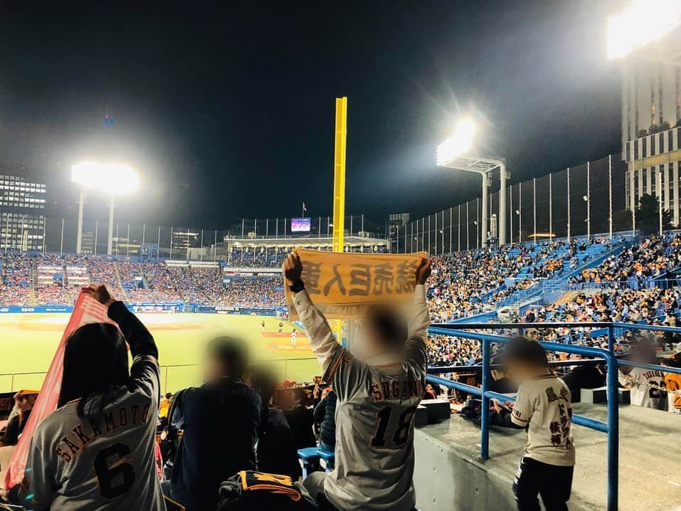 佐藤由季さんのインスタグラム写真 - (佐藤由季Instagram)「今シーズン初@神宮⚾️ 他球場の様子も知りたかったので コロナ対策をしっかりとしながら ビジターゲーム観戦させていただきました📝 グッズ紹介などでもお世話になっている G-STOREのMさんと一緒にタオルを掲げ 手のひらが痒くなるくらい拍手をし 一生懸命応援してきたのですが、、、 なかなか…なかなか…M7からが…😭 でもこうやってファンの皆さんの中に入ると より皆さんの気持ちが分かるんです🥺 明後日からの東京ドームでのリポートにも 生かしたいと思います🎤 それにしても高津監督の鉄板焼き牛カレー🍛 にはあっぱれ…参りました🙇‍♀️✨ #ジャイアンツ 応援 #神宮球場  #今シーズン初  #観戦  #球場グルメ  #鉄板焼き牛カレー 🍛 #お肉ゴロゴロ  #ルーどろどろ  #美味しすぎました 😋 #観戦のお供 は必ずカレー #フリーアナウンサー  #佐藤由季  #明日こそ勝って東京ドームへ 🙏」10月21日 22時48分 - yukisato0710