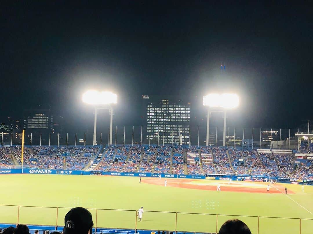 佐藤由季さんのインスタグラム写真 - (佐藤由季Instagram)「今シーズン初@神宮⚾️ 他球場の様子も知りたかったので コロナ対策をしっかりとしながら ビジターゲーム観戦させていただきました📝 グッズ紹介などでもお世話になっている G-STOREのMさんと一緒にタオルを掲げ 手のひらが痒くなるくらい拍手をし 一生懸命応援してきたのですが、、、 なかなか…なかなか…M7からが…😭 でもこうやってファンの皆さんの中に入ると より皆さんの気持ちが分かるんです🥺 明後日からの東京ドームでのリポートにも 生かしたいと思います🎤 それにしても高津監督の鉄板焼き牛カレー🍛 にはあっぱれ…参りました🙇‍♀️✨ #ジャイアンツ 応援 #神宮球場  #今シーズン初  #観戦  #球場グルメ  #鉄板焼き牛カレー 🍛 #お肉ゴロゴロ  #ルーどろどろ  #美味しすぎました 😋 #観戦のお供 は必ずカレー #フリーアナウンサー  #佐藤由季  #明日こそ勝って東京ドームへ 🙏」10月21日 22時48分 - yukisato0710