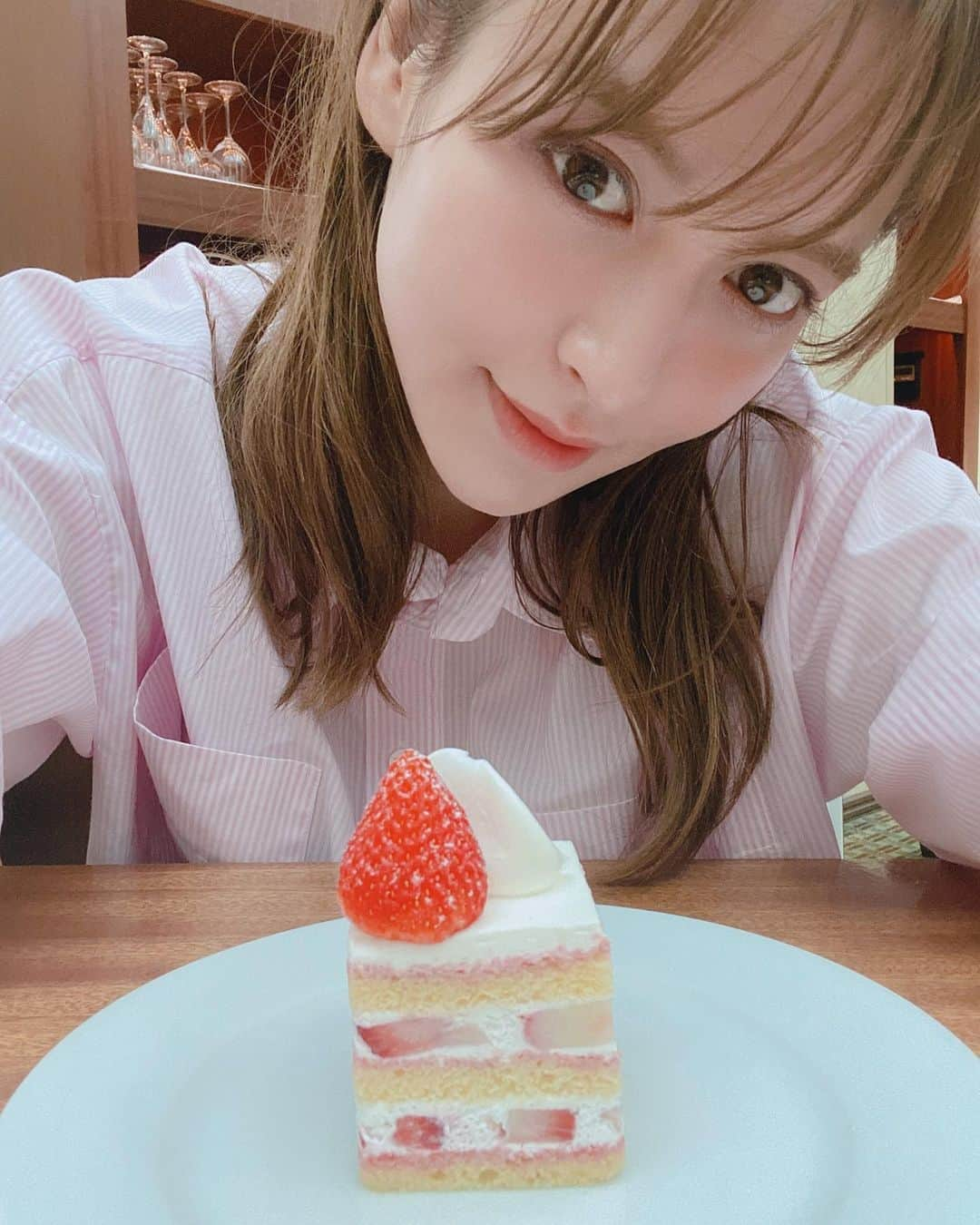 野崎萌香さんのインスタグラム写真 - (野崎萌香Instagram)「sweet magazine 11月号🍰💭  @sweet_editors   わたし流自分のご機嫌の取り方を 紹介しています🥺  フィオレンティーナのショートケーキと ロイヤルミルクティーが幸せの味💗」10月21日 22時49分 - moeka_nozaki