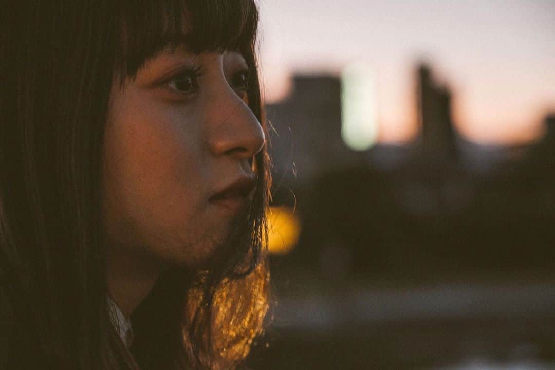 谷口萌衣子のインスタグラム：「市バスの音すら切なく聞こえる時間🌆  時々何のために生きてて頑張ってるのか分からなくなるけど、諦めることもできないので、一瞬一瞬を悔いなく  (フォロワー早く3000人行きたいなぁ)  コメント返せる余裕がなくてすみません 沢山元気もらってます、、😭♡ 落ち着いたらインスタライブさせてください〜！！  #filmphotography  #京都 #鴨川 #夕暮れ  #ミスキャンパス立命館」