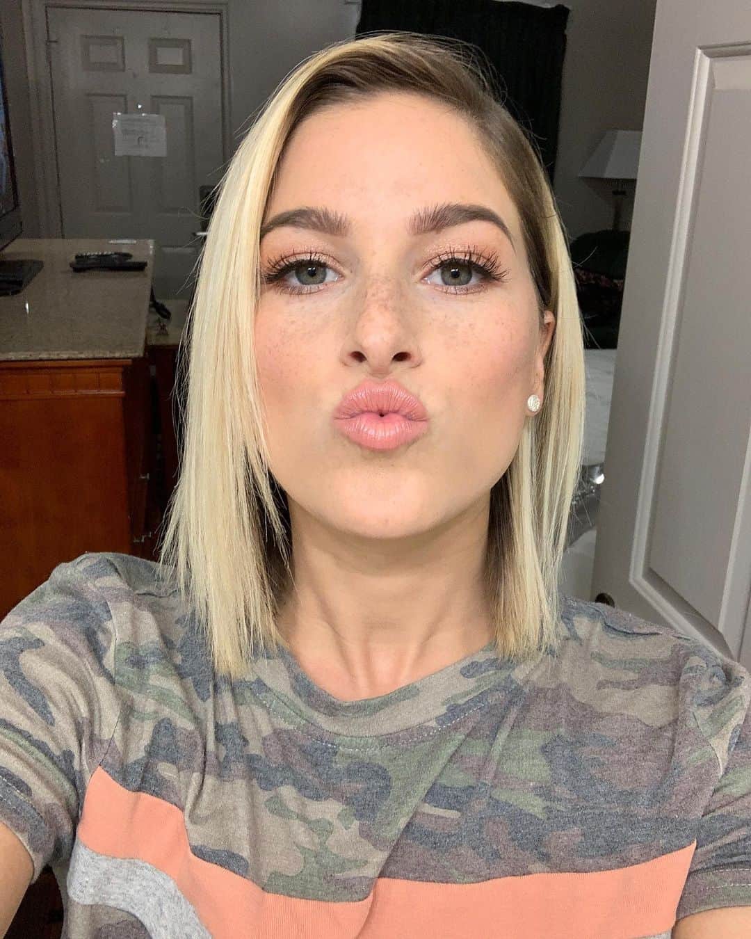 キャサディー・ポープのインスタグラム：「I once was blonde....」