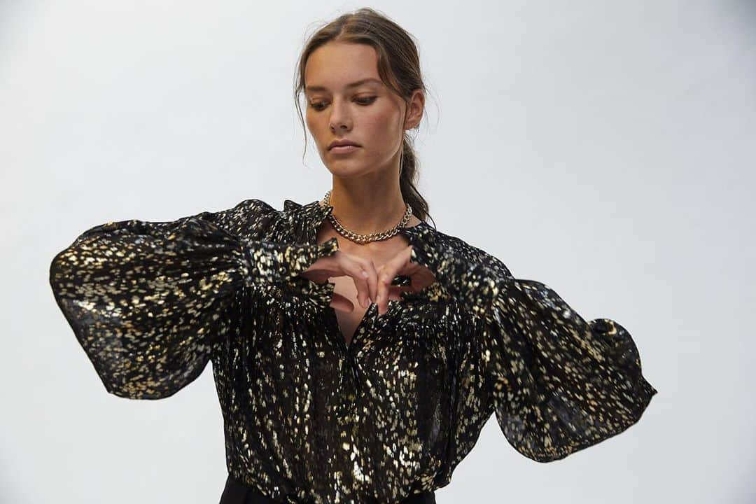 デレクラムのインスタグラム：「The classic, breezy blouse you love, now in a new print and color – The Lou Long Sleeve Blouse.」