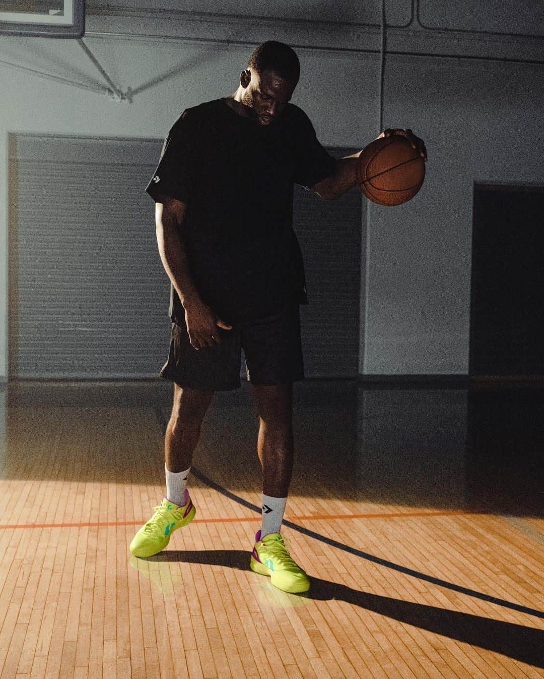 converseさんのインスタグラム写真 - (converseInstagram)「The Converse Hi-Vis Collection featuring our newest basketball performance models – the All Star BB Evo and Converse G4 – as well as the clean and classic Pro Leather, is designed to make your game and your style unforgettable.   Because sometimes that bright light hits different. Available now on Converse.com.」10月21日 23時07分 - converse
