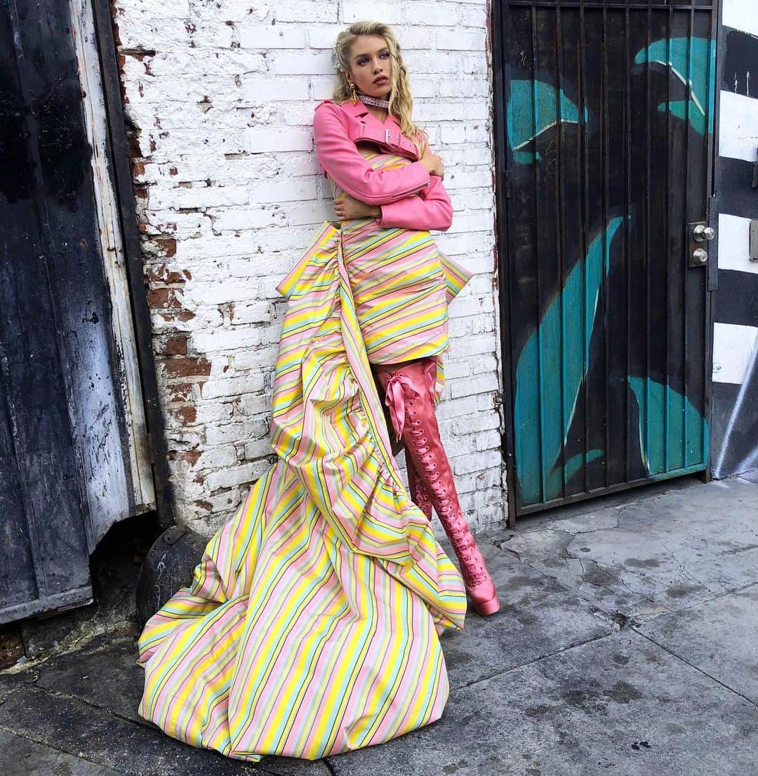ジェレミー・スコットのインスタグラム：「#CASUAL @stellamaxwell @moschino 💘」