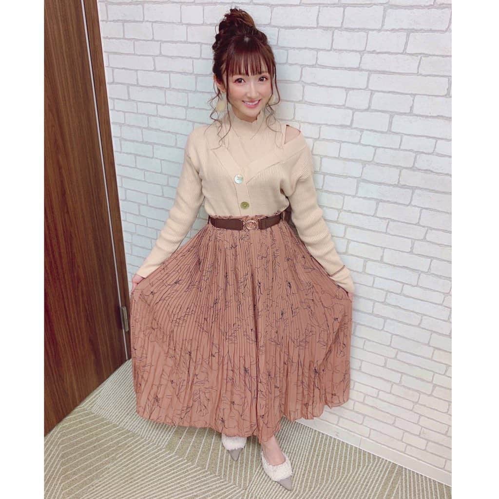 のインスタグラム：「．  髪型は、久しぶりに お団子をしてもらいました✨ お洋服は、安くて可愛い MICOAMERIコーデです❤︎  #髪型　#ヘアアレンジ　#お団子　　#コーディネート　#micoameri  #可愛い　#服」