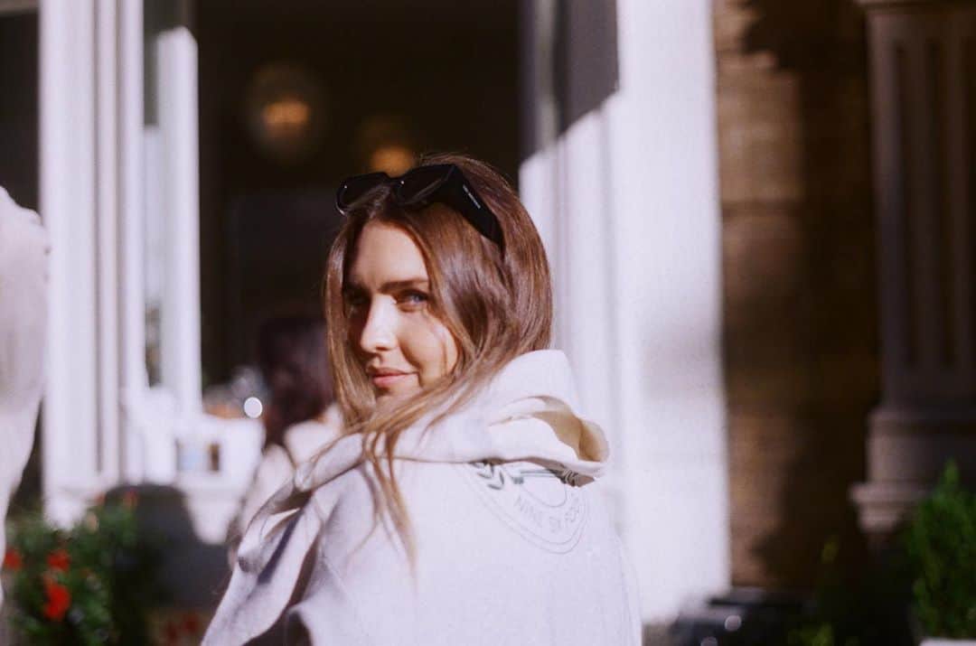Kirsty Godsoのインスタグラム：「You already know ✨ Mulberry baby ❤️ Captured by my son and Chief Energy Officer @yannismastoros ☕️⚡️」