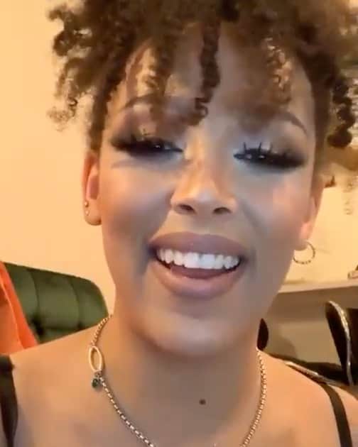 のインスタグラム：「Happiest of birthdays to you, @dojacat 💗 I started off the year hanging at Doja’s Instagram Lives, commenting reckless stuff and hiding my identity. Then I met her two months later and she called me her baby and I’m just so grateful 🥺 #WomenInRap」