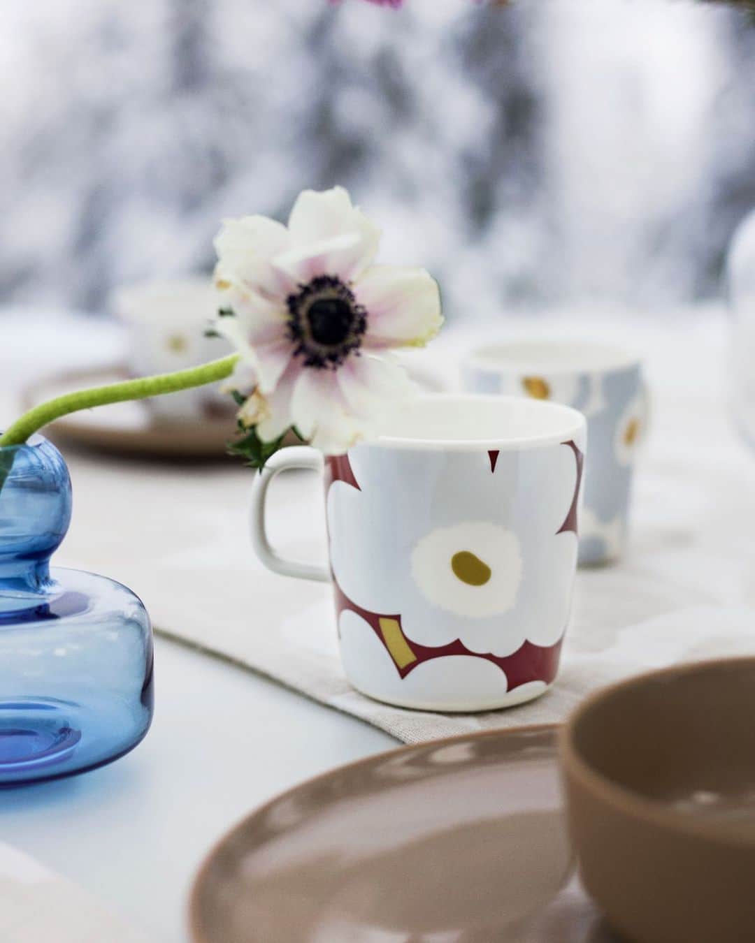 マリメッコのインスタグラム：「“A form must be new and timeless at the same time, and the union between form and pattern is essential – at their best, they combine to strengthen each other.” – Sami Ruotsalainen, designer of the Oiva tableware ⠀⠀⠀⠀⠀⠀⠀⠀⠀ The beloved Unikko (poppy) pattern blooms in new wintry shades in our Oiva tableware series. Discover the novelties at marimekko.com and in-store. #marimekko」
