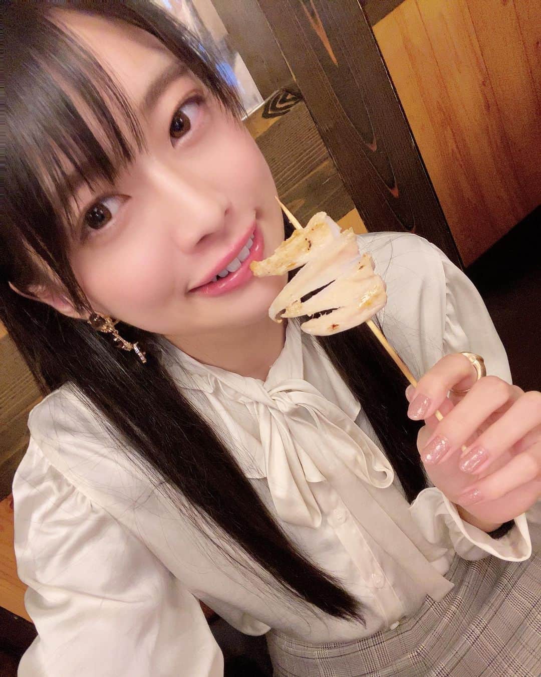 藤田いろはのインスタグラム：「焼き鳥屋行くと絶対なんこつ注文しちゃう﻿ 永遠にこれだけ食べてもいいレベルで大好き﻿ ﻿ ﻿ ﻿ ‪#藤田いろは#グラビア#gravure #japanesegirl #レースクイーン#tokyo  #aziangirl  #ビジョビ #彼女感 #뷰티스타그램 #charleschaton  #cosplay #黒髪ロング#팔로우#소통해요#셀스타그램#モデル #model #그라비아 #liquem #日本的 #性感內衣 #ootd #焼き鳥好き #鳥貴族 #sexy  #性感美女 #性感尤物 #instamovies」