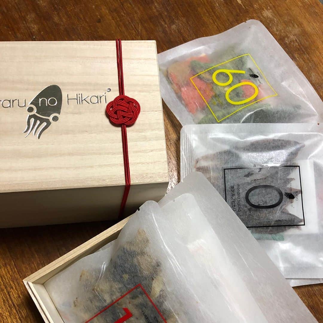 金剛地武志のインスタグラム：「今日起こったことを話すぜ。朝から電気屋さんで橋本マナミさんをクンカクンカして帰りに玉手箱みたいな木の箱に入った高級おつまみの詰め合わせをもらったぜ。何を言ってるかわからないと思うけど詳細は話せる時が来たら話すぜ。お疲れ様でしたー！」