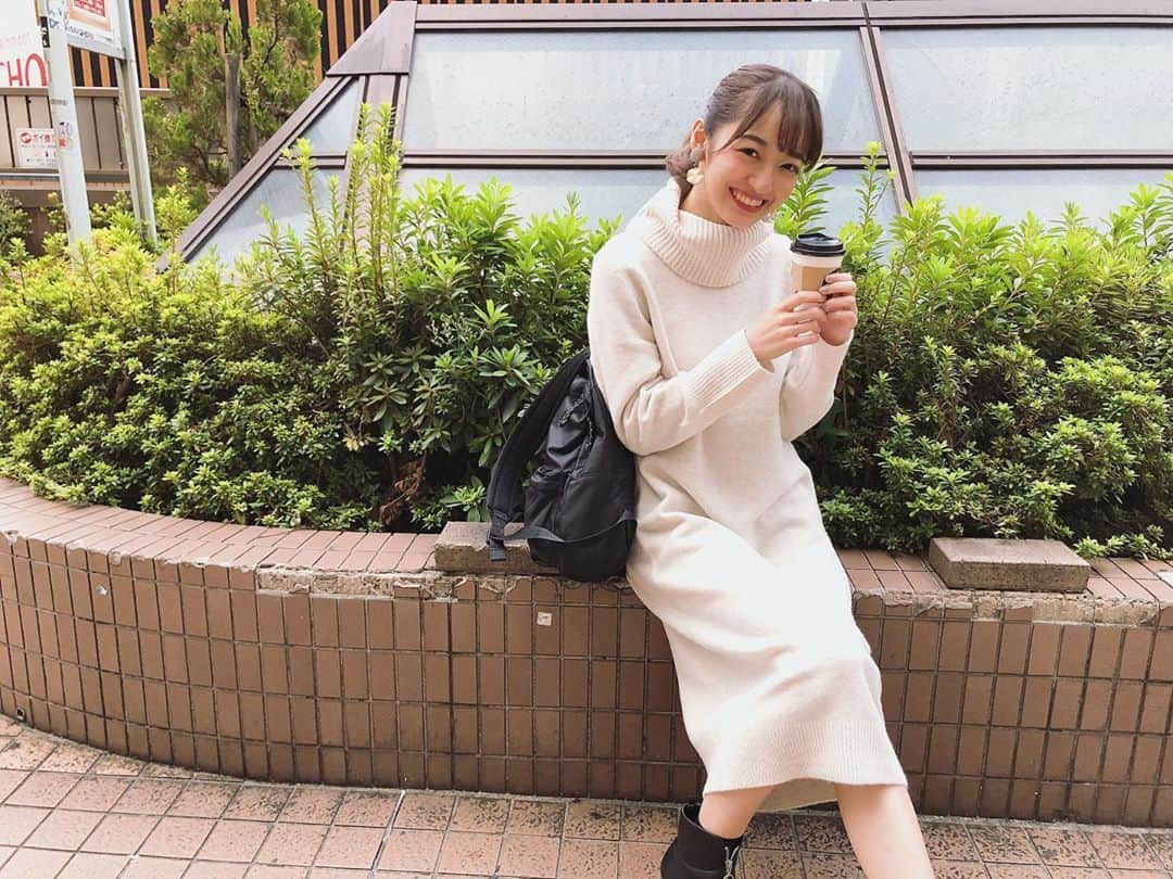 下村実生さんのインスタグラム写真 - (下村実生Instagram)「雑誌のデートコーデ企画みたいな写真が撮れました。笑 この間の私服です 最近寒くてもうタートルネック着ちゃってるよ〜  そしてあと少しでお誕生日だ〜 全然実感がないけど、明日はみんなにお知らせがあるのでお楽しみに！！☺️」10月21日 23時26分 - miki_shimomura_