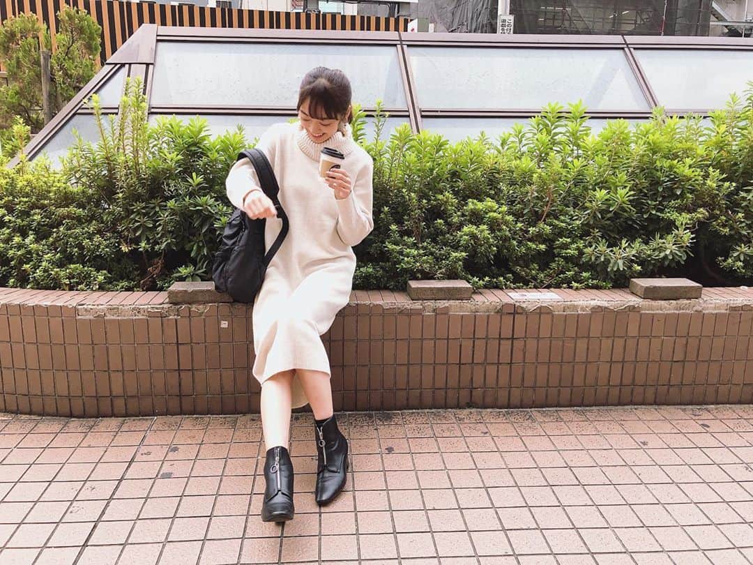 下村実生のインスタグラム：「雑誌のデートコーデ企画みたいな写真が撮れました。笑 この間の私服です 最近寒くてもうタートルネック着ちゃってるよ〜  そしてあと少しでお誕生日だ〜 全然実感がないけど、明日はみんなにお知らせがあるのでお楽しみに！！☺️」