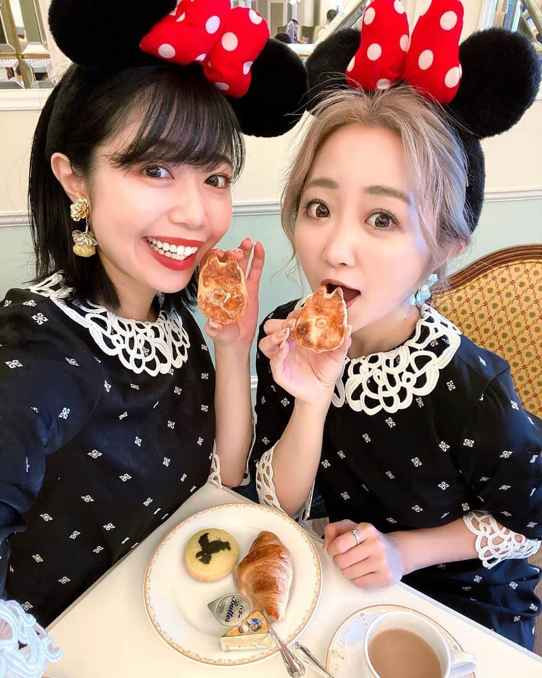 中島奈津希さんのインスタグラム写真 - (中島奈津希Instagram)「🐭❤️🐭﻿ ﻿ ﻿ ﻿ ﻿ 口を開けばお姉(@nakajima_ayano )と﻿ またチップとデールのデニッシュ食べに行こうって言ってる🐿❤️笑﻿ ﻿ 本当に美味しいから食べて欲しい🥺❤️﻿ ﻿ ﻿ ﻿ ﻿ ﻿ ﻿ 質問いただいていた﻿ #シャーウッドガーデンレストラン の予約について🐭🍴❤️﻿ ﻿ シャーウッドのブッフェは、﻿ ホテル宿泊していなくても予約をすれば利用可能だよ♡﻿ 朝はシャーウッドでゆっくり朝食を食べて﻿ 午後からインするのも良いと思う😍😍﻿ ﻿ ﻿ ﻿ ﻿ ﻿ ﻿ ﻿ ﻿ ﻿ 明日からまた雨予報みたいだけど、﻿ 明日もお姉と一緒だから﻿ 寝坊しないように早く寝なきゃ😪💭❤️﻿ ﻿ 10月は楽しみなこといっぱいだ😍😍﻿ ﻿ ☁️☁️☁️☁️☁️☁️☁️☁️☁️☁️☁️☁️☁️☁️☁️☁️﻿ #disneysisters_jp ←#中島姉妹 ディズニーまとめ👭🏻﻿ #東京ディズニーランド　﻿ #sherwoodgreenwoodresort ﻿ #ディズニーホテル　﻿ #誕生日ディズニー#バースデーディズニー」10月21日 23時22分 - nakajima_natsuki