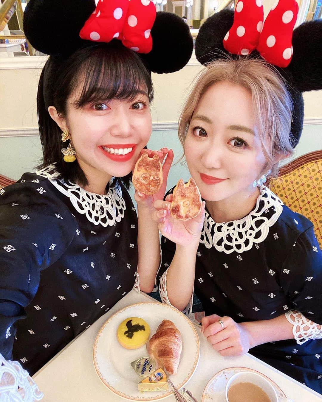 中島奈津希さんのインスタグラム写真 - (中島奈津希Instagram)「🐭❤️🐭﻿ ﻿ ﻿ ﻿ ﻿ 口を開けばお姉(@nakajima_ayano )と﻿ またチップとデールのデニッシュ食べに行こうって言ってる🐿❤️笑﻿ ﻿ 本当に美味しいから食べて欲しい🥺❤️﻿ ﻿ ﻿ ﻿ ﻿ ﻿ ﻿ 質問いただいていた﻿ #シャーウッドガーデンレストラン の予約について🐭🍴❤️﻿ ﻿ シャーウッドのブッフェは、﻿ ホテル宿泊していなくても予約をすれば利用可能だよ♡﻿ 朝はシャーウッドでゆっくり朝食を食べて﻿ 午後からインするのも良いと思う😍😍﻿ ﻿ ﻿ ﻿ ﻿ ﻿ ﻿ ﻿ ﻿ ﻿ 明日からまた雨予報みたいだけど、﻿ 明日もお姉と一緒だから﻿ 寝坊しないように早く寝なきゃ😪💭❤️﻿ ﻿ 10月は楽しみなこといっぱいだ😍😍﻿ ﻿ ☁️☁️☁️☁️☁️☁️☁️☁️☁️☁️☁️☁️☁️☁️☁️☁️﻿ #disneysisters_jp ←#中島姉妹 ディズニーまとめ👭🏻﻿ #東京ディズニーランド　﻿ #sherwoodgreenwoodresort ﻿ #ディズニーホテル　﻿ #誕生日ディズニー#バースデーディズニー」10月21日 23時22分 - nakajima_natsuki